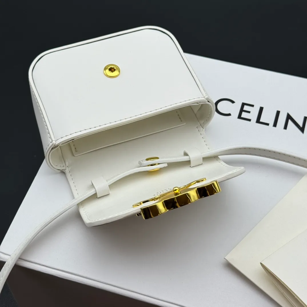 💰230 💎Upgraded original version💖 Comes with gift box 𝗖𝗘𝗟𝗜𝗡𝗘 | 𝗧𝗥𝗜𝗢𝗠𝗣𝗛𝗘 𝗠𝗜𝗡𝗜 Arc de Triomphe Mini Crossbody Bag〰️ White# (Calfskin) Arc de Triomphe and minimalist inspiration collide. Beautiful to the core. The shape of the bag is simply the golden ratio. Small and delicate. The more you look at it, the better it looks. It gives people a French gentle style🍃. Carrying it on the body is like an exquisite work of art. Made of genuine Italian leather. The texture of the leather is perfect. 𝑠　𝑧𝑒: 𝟭𝟭*𝟴*𝟰𝒄𝒎 Model: 101513/10I513