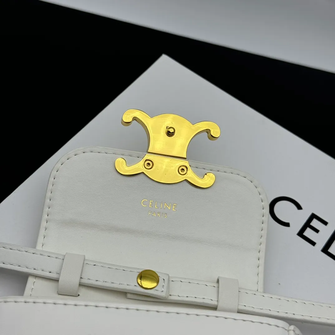 💰230 💎Upgraded original version💖 Comes with gift box 𝗖𝗘𝗟𝗜𝗡𝗘 | 𝗧𝗥𝗜𝗢𝗠𝗣𝗛𝗘 𝗠𝗜𝗡𝗜 Arc de Triomphe Mini Crossbody Bag〰️ White# (Calfskin) Arc de Triomphe and minimalist inspiration collide. Beautiful to the core. The shape of the bag is simply the golden ratio. Small and delicate. The more you look at it, the better it looks. It gives people a French gentle style🍃. Carrying it on the body is like an exquisite work of art. Made of genuine Italian leather. The texture of the leather is perfect. 𝑠　𝑧𝑒: 𝟭𝟭*𝟴*𝟰𝒄𝒎 Model: 101513/10I513