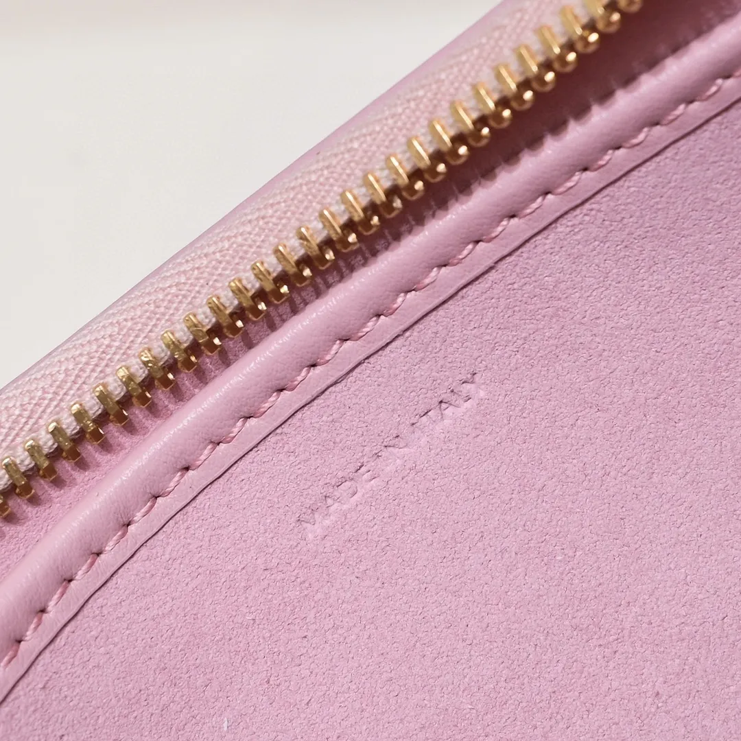 C*ELINE 💕2023 new color cherry blossom pink AVA TRIOMPHE full leather handbag🤩, Celine's new generation and another popular style, lining: cow leather/fabric, shoulder or hand carry, zipper lock, adjustable leather shoulder strap length 22cm. Size 23x19x7cm Model: 193953