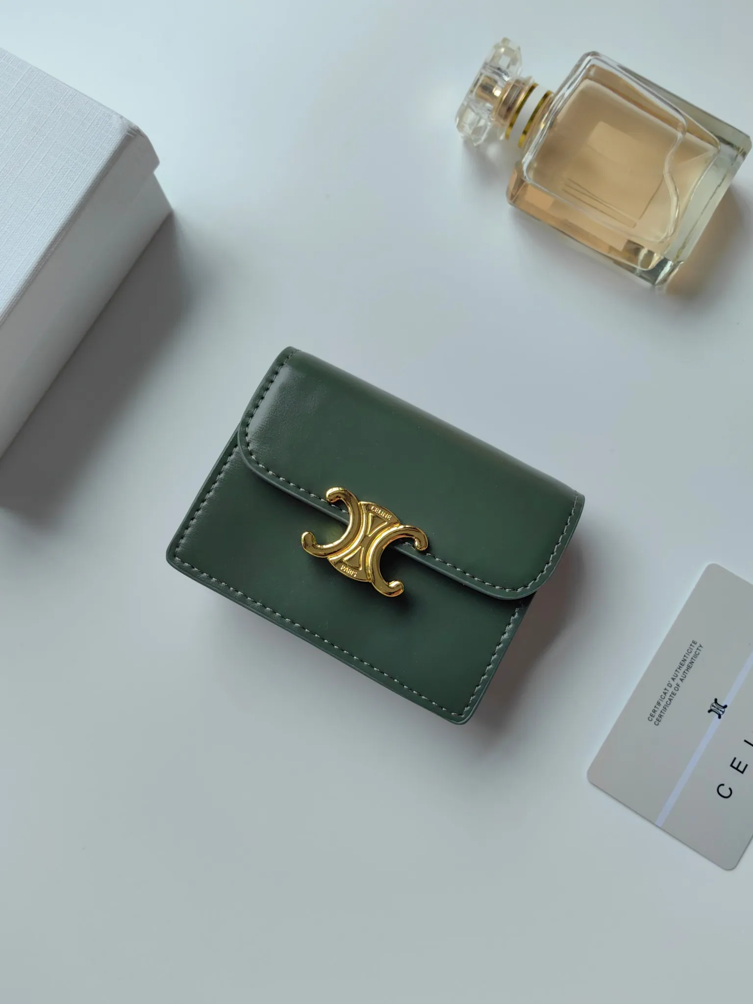 💰130 Celine's new card holder, TRIOMPHE business card holder, classic pattern large surface with plain microfiber interior, gold finish TRIOMPHE metal snap closure, 1 thickened main compartment, 3 inner card slots. No.: 10N063 Size: 10.5x8.5x3 cm