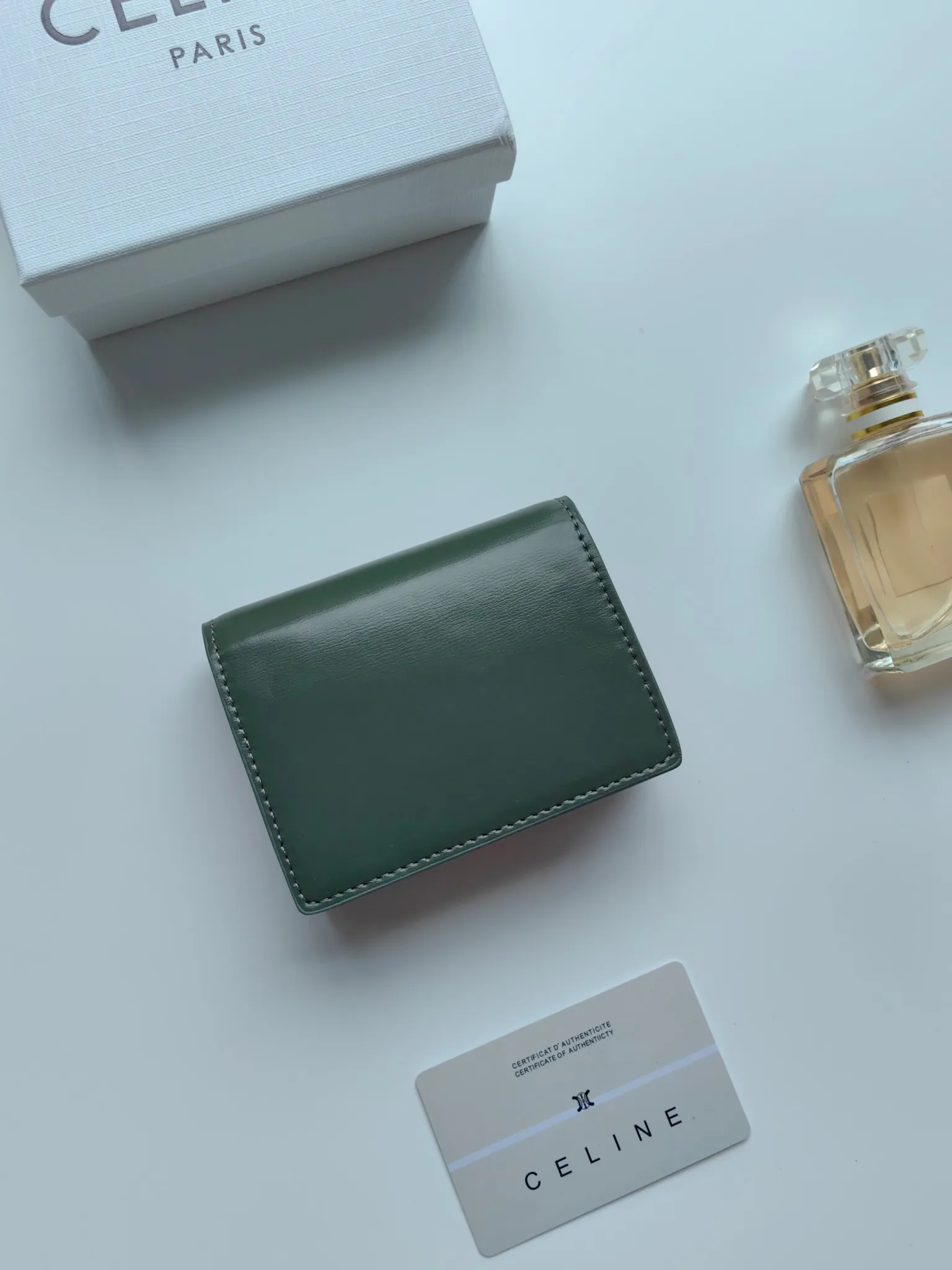 💰130 Celine's new card holder, TRIOMPHE business card holder, classic pattern large surface with plain microfiber interior, gold finish TRIOMPHE metal snap closure, 1 thickened main compartment, 3 inner card slots. No.: 10N063 Size: 10.5x8.5x3 cm