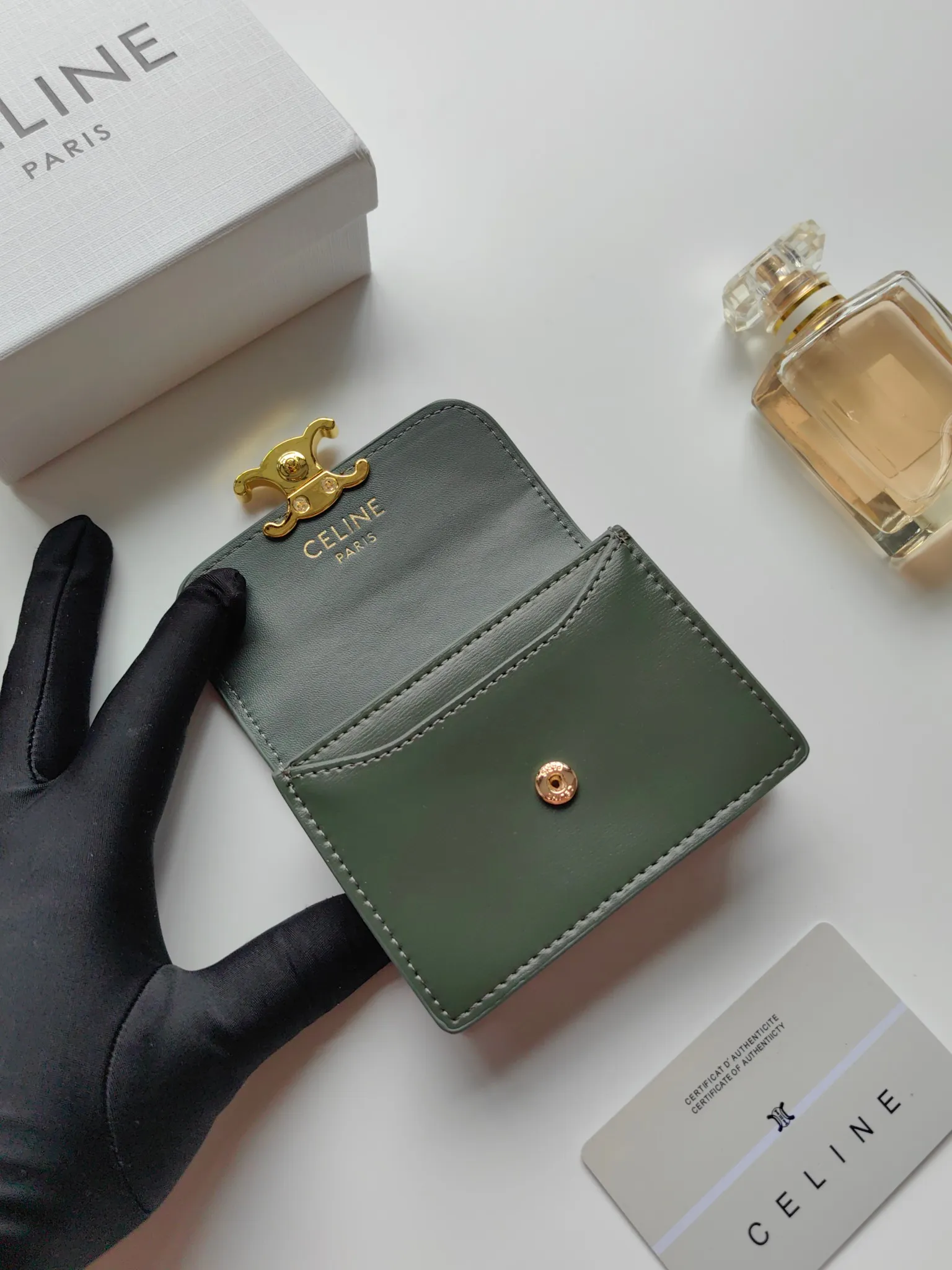💰130 Celine's new card holder, TRIOMPHE business card holder, classic pattern large surface with plain microfiber interior, gold finish TRIOMPHE metal snap closure, 1 thickened main compartment, 3 inner card slots. No.: 10N063 Size: 10.5x8.5x3 cm