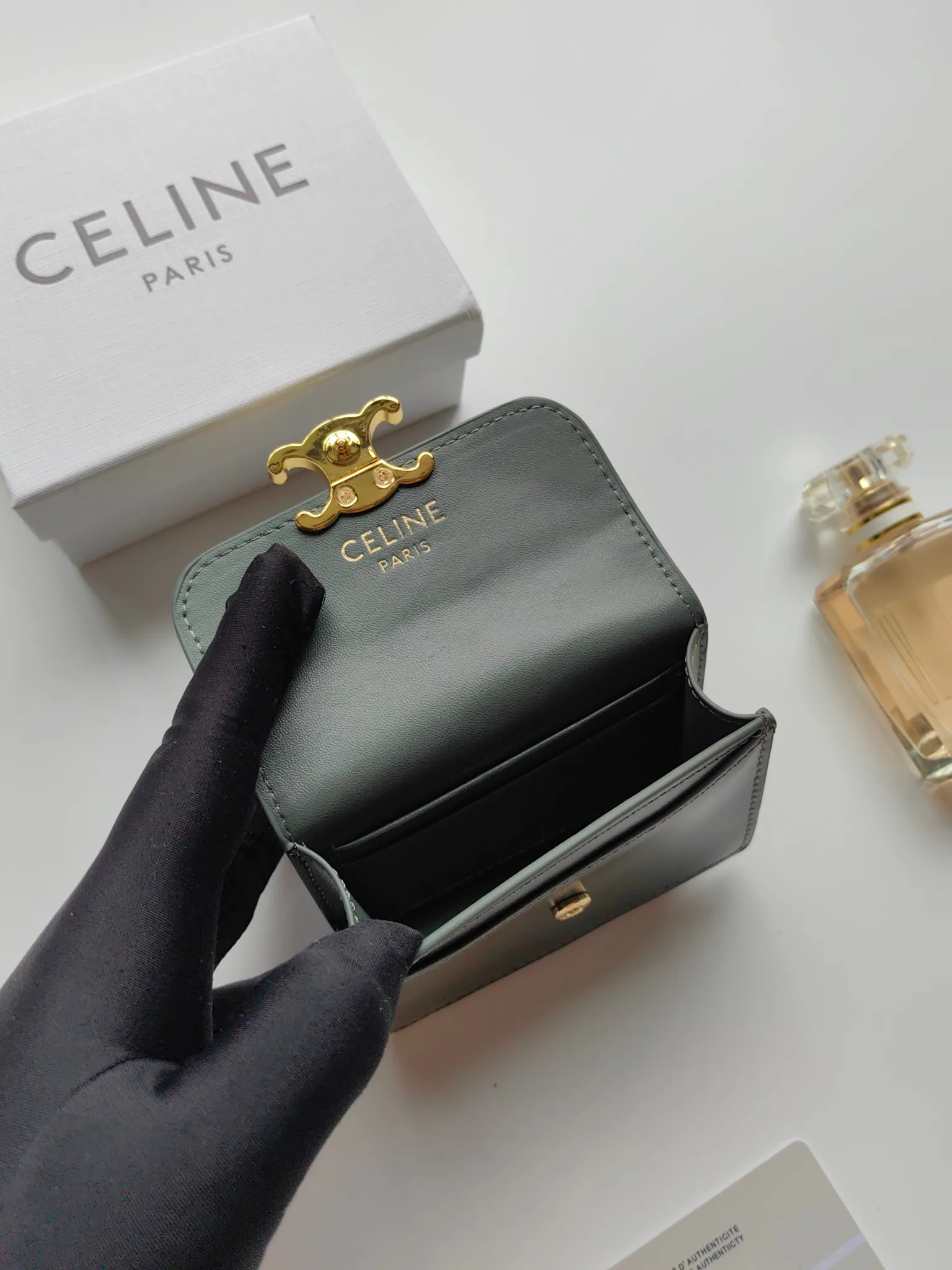 💰130 Celine's new card holder, TRIOMPHE business card holder, classic pattern large surface with plain microfiber interior, gold finish TRIOMPHE metal snap closure, 1 thickened main compartment, 3 inner card slots. No.: 10N063 Size: 10.5x8.5x3 cm