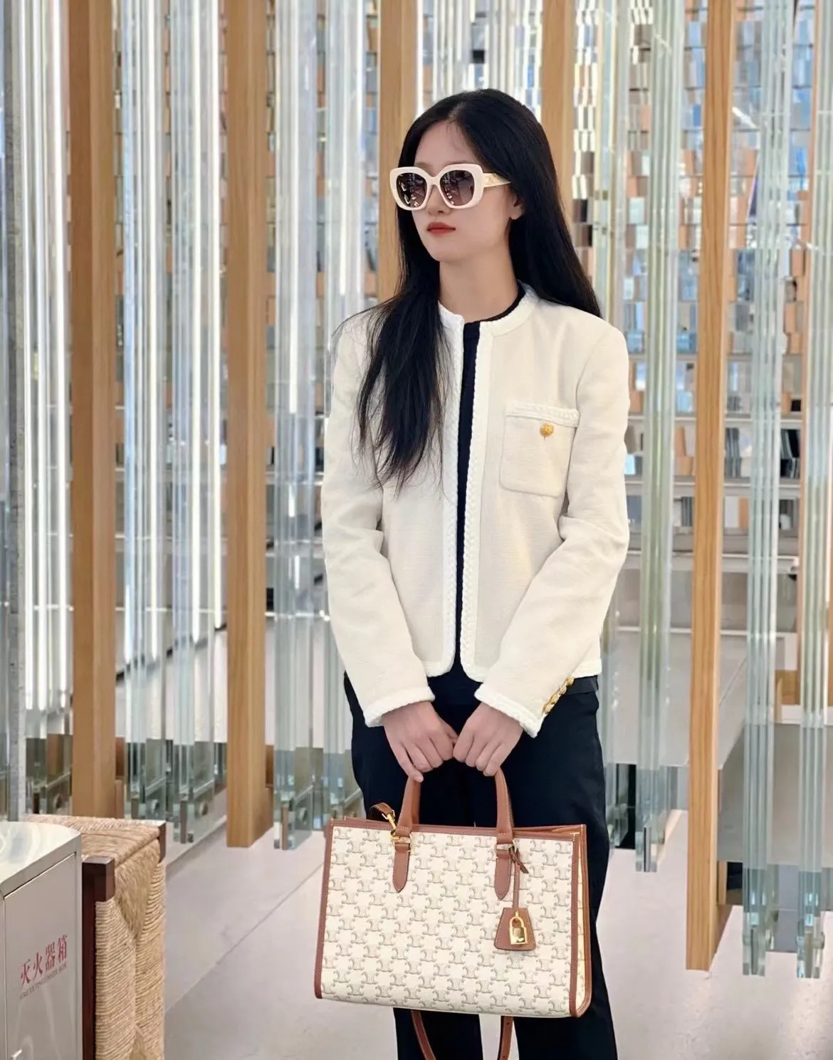 Simple and elegant, the white flowers are fresh and fashionable, and can be carried by hand or cross-body.