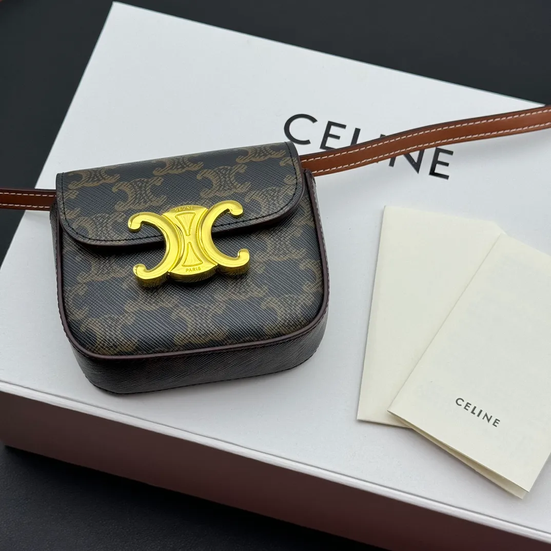 💰230 💎Upgraded original version💖 Comes with gift box 𝗖𝗘𝗟𝗜𝗡𝗘 | 𝗧𝗥𝗜𝗢𝗠𝗣𝗛𝗘 𝗠𝗜𝗡𝗜 Arc de Triomphe Mini Crossbody Bag〰️ Presbyopia# (Calfskin) Arc de Triomphe and minimalist inspiration collide. Beautiful to the core. The shape of the bag is simply the golden ratio. Small and delicate. The more you look at it, the better it looks. It gives people a French gentle style🍃. Carrying it on the body is like an exquisite work of art. Made of genuine Italian leather. The texture of the leather is perfect. 𝑠　𝑧𝑒: 𝟭𝟭*𝟴*𝟰𝒄𝒎 Model: 101513/10I513