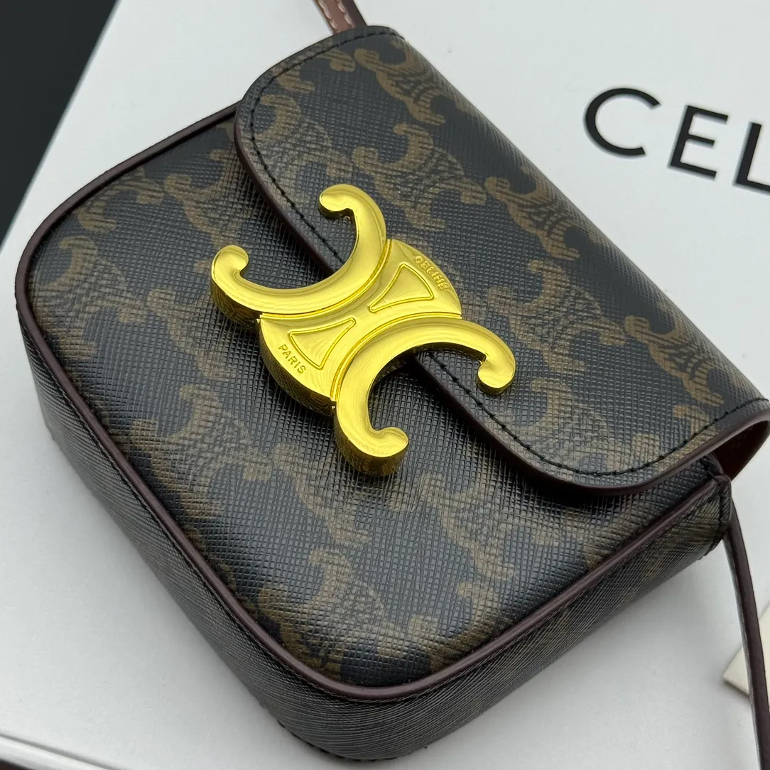 💰230 💎Upgraded original version💖 Comes with gift box 𝗖𝗘𝗟𝗜𝗡𝗘 | 𝗧𝗥𝗜𝗢𝗠𝗣𝗛𝗘 𝗠𝗜𝗡𝗜 Arc de Triomphe Mini Crossbody Bag〰️ Presbyopia# (Calfskin) Arc de Triomphe and minimalist inspiration collide. Beautiful to the core. The shape of the bag is simply the golden ratio. Small and delicate. The more you look at it, the better it looks. It gives people a French gentle style🍃. Carrying it on the body is like an exquisite work of art. Made of genuine Italian leather. The texture of the leather is perfect. 𝑠　𝑧𝑒: 𝟭𝟭*𝟴*𝟰𝒄𝒎 Model: 101513/10I513