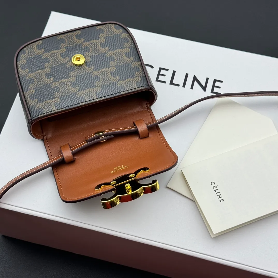 💰230 💎Upgraded original version💖 Comes with gift box 𝗖𝗘𝗟𝗜𝗡𝗘 | 𝗧𝗥𝗜𝗢𝗠𝗣𝗛𝗘 𝗠𝗜𝗡𝗜 Arc de Triomphe Mini Crossbody Bag〰️ Presbyopia# (Calfskin) Arc de Triomphe and minimalist inspiration collide. Beautiful to the core. The shape of the bag is simply the golden ratio. Small and delicate. The more you look at it, the better it looks. It gives people a French gentle style🍃. Carrying it on the body is like an exquisite work of art. Made of genuine Italian leather. The texture of the leather is perfect. 𝑠　𝑧𝑒: 𝟭𝟭*𝟴*𝟰𝒄𝒎 Model: 101513/10I513