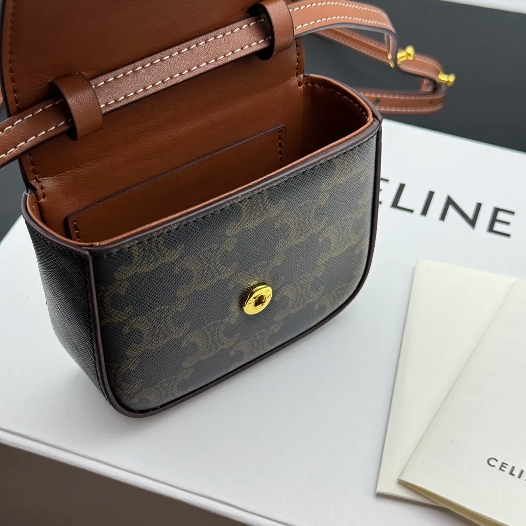 💰230 💎Upgraded original version💖 Comes with gift box 𝗖𝗘𝗟𝗜𝗡𝗘 | 𝗧𝗥𝗜𝗢𝗠𝗣𝗛𝗘 𝗠𝗜𝗡𝗜 Arc de Triomphe Mini Crossbody Bag〰️ Presbyopia# (Calfskin) Arc de Triomphe and minimalist inspiration collide. Beautiful to the core. The shape of the bag is simply the golden ratio. Small and delicate. The more you look at it, the better it looks. It gives people a French gentle style🍃. Carrying it on the body is like an exquisite work of art. Made of genuine Italian leather. The texture of the leather is perfect. 𝑠　𝑧𝑒: 𝟭𝟭*𝟴*𝟰𝒄𝒎 Model: 101513/10I513