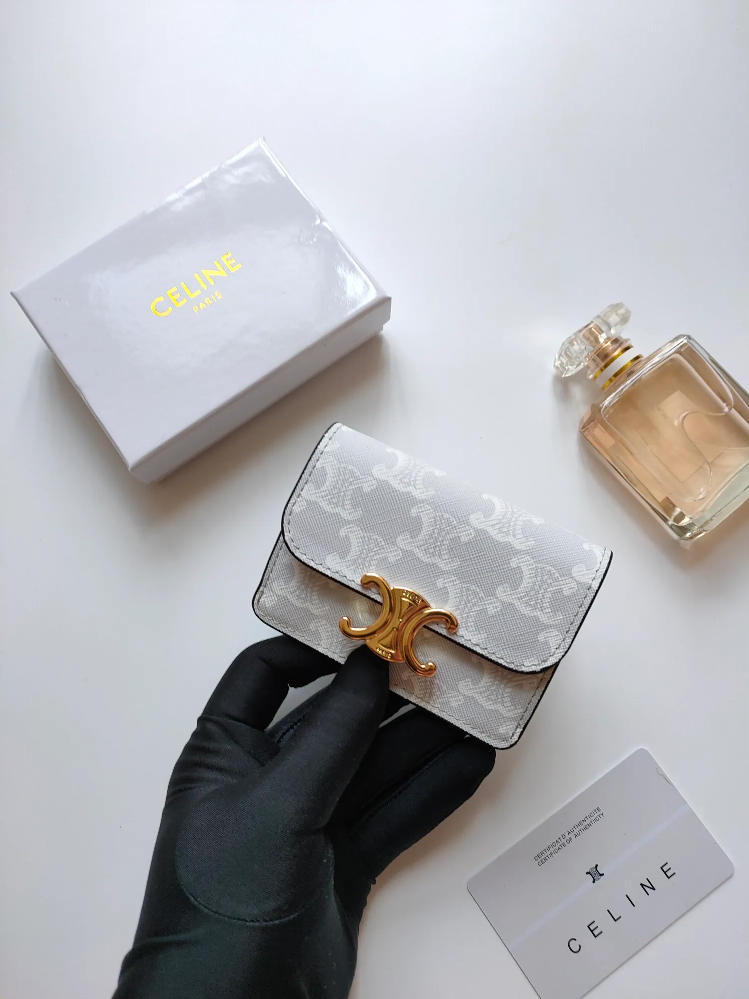 ￥110 CELINE’s latest TRIOMPHE logo printed card holder, gold finish, snap closure, model number: 101582, size: 10.5*7cm