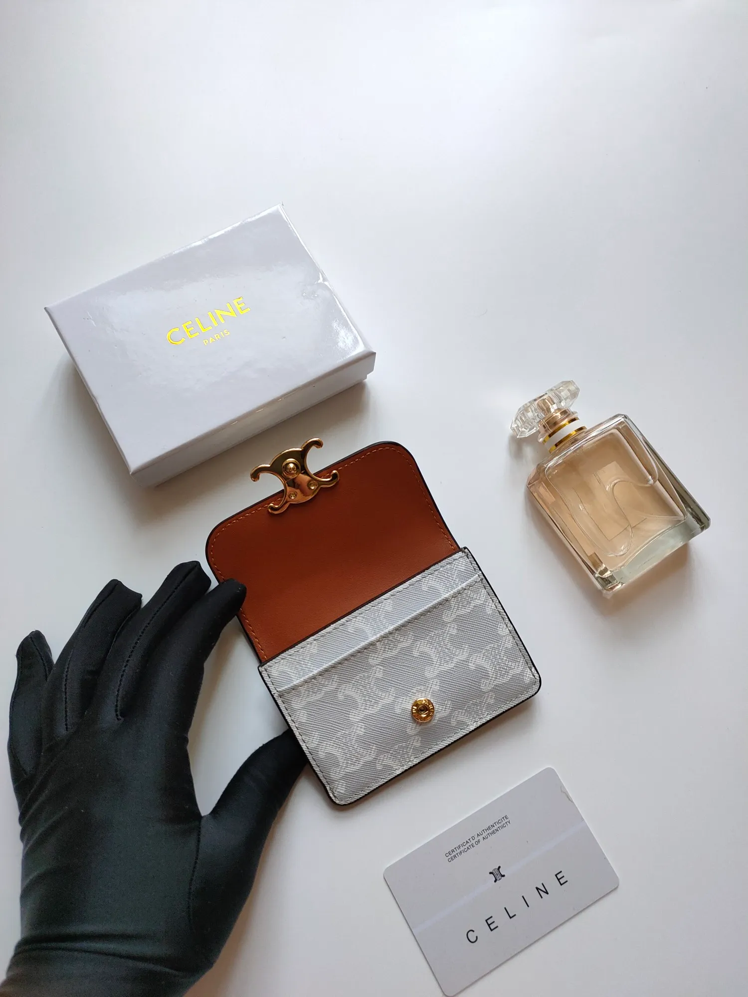 ￥110 CELINE’s latest TRIOMPHE logo printed card holder, gold finish, snap closure, model number: 101582, size: 10.5*7cm