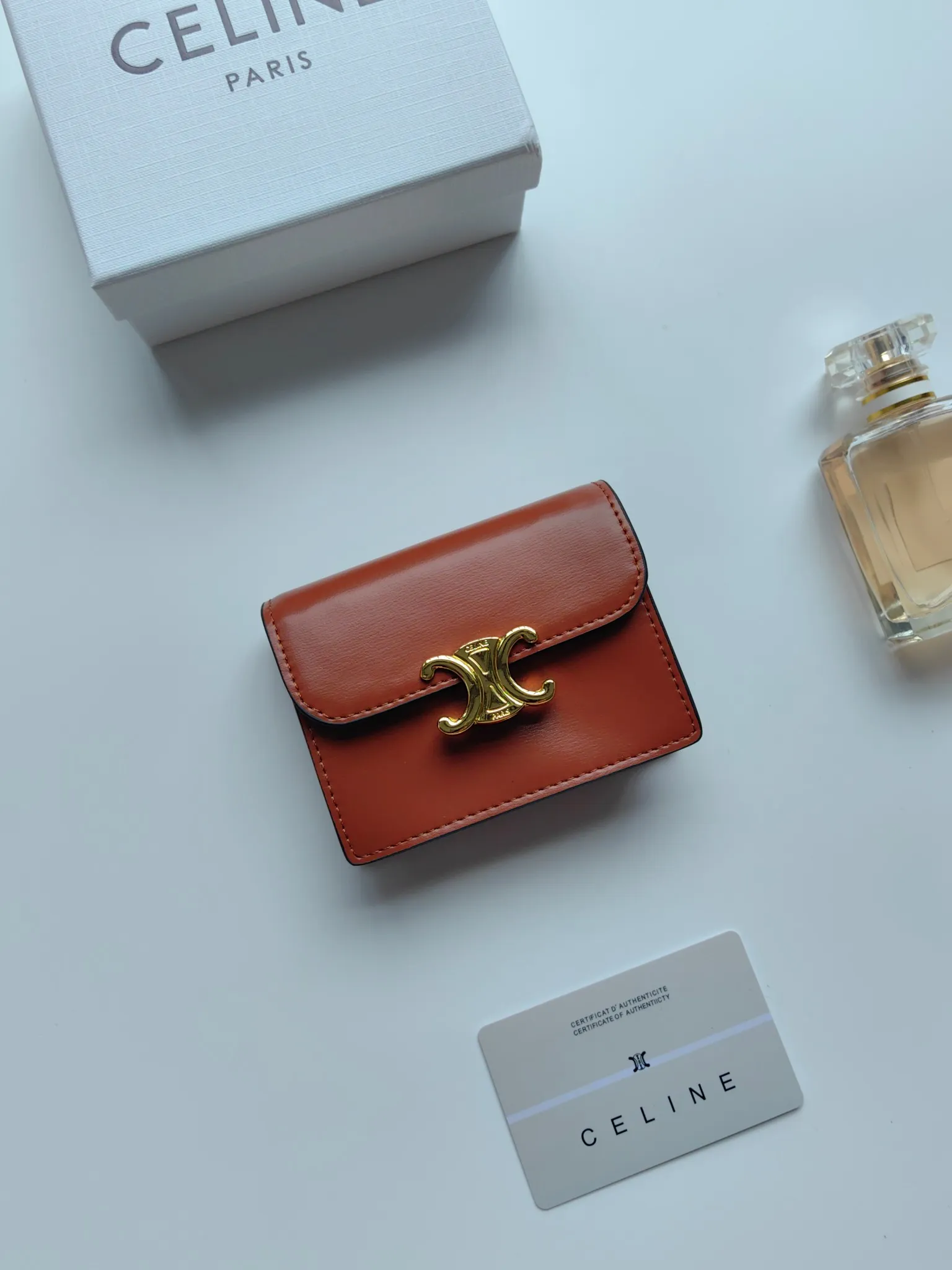 💰130 Celine's new card holder, TRIOMPHE business card holder, classic pattern large surface with plain microfiber interior, gold finish TRIOMPHE metal snap closure, 1 thickened main compartment, 3 inner card slots. No.: 10N063 Size: 10.5x8.5x3 cm