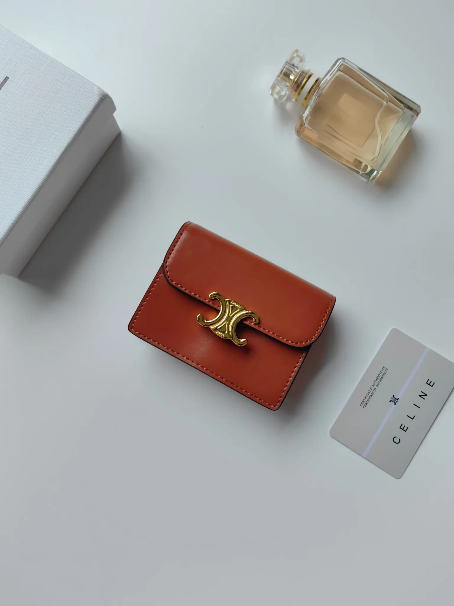 💰130 Celine's new card holder, TRIOMPHE business card holder, classic pattern large surface with plain microfiber interior, gold finish TRIOMPHE metal snap closure, 1 thickened main compartment, 3 inner card slots. No.: 10N063 Size: 10.5x8.5x3 cm