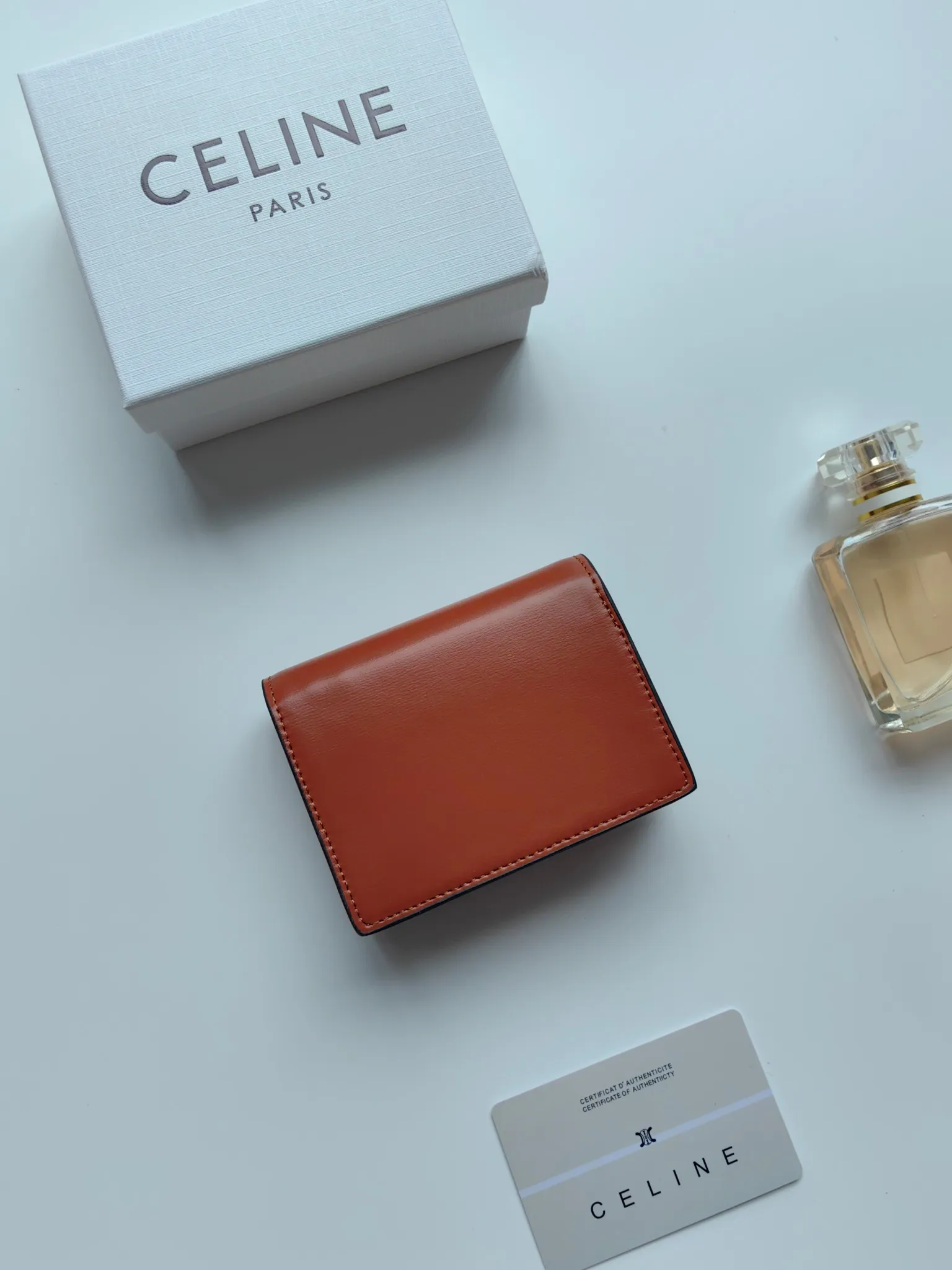 💰130 Celine's new card holder, TRIOMPHE business card holder, classic pattern large surface with plain microfiber interior, gold finish TRIOMPHE metal snap closure, 1 thickened main compartment, 3 inner card slots. No.: 10N063 Size: 10.5x8.5x3 cm