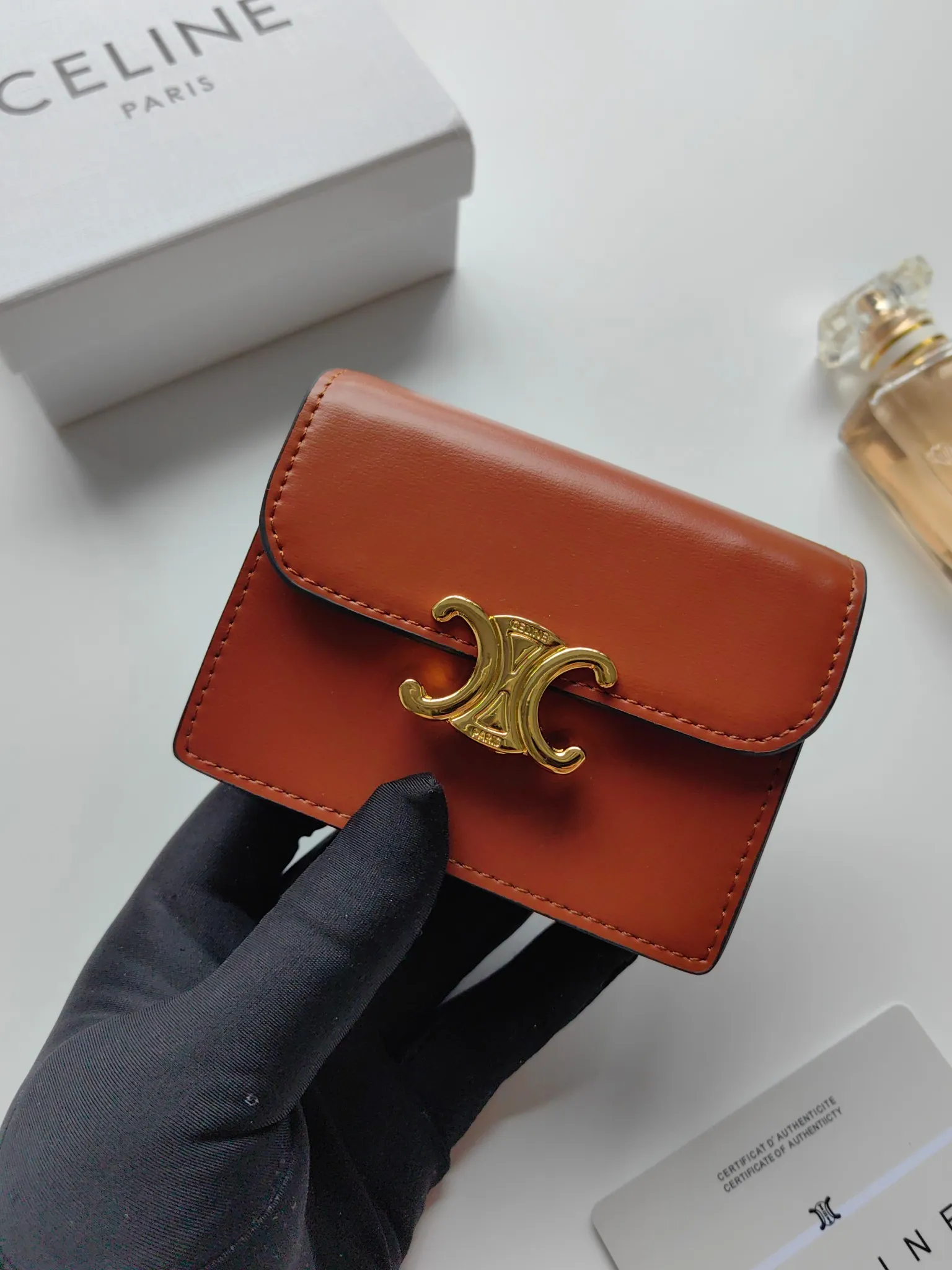 💰130 Celine's new card holder, TRIOMPHE business card holder, classic pattern large surface with plain microfiber interior, gold finish TRIOMPHE metal snap closure, 1 thickened main compartment, 3 inner card slots. No.: 10N063 Size: 10.5x8.5x3 cm