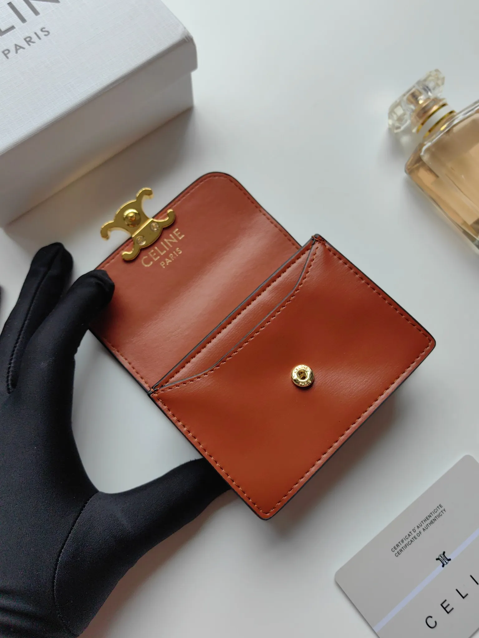 💰130 Celine's new card holder, TRIOMPHE business card holder, classic pattern large surface with plain microfiber interior, gold finish TRIOMPHE metal snap closure, 1 thickened main compartment, 3 inner card slots. No.: 10N063 Size: 10.5x8.5x3 cm