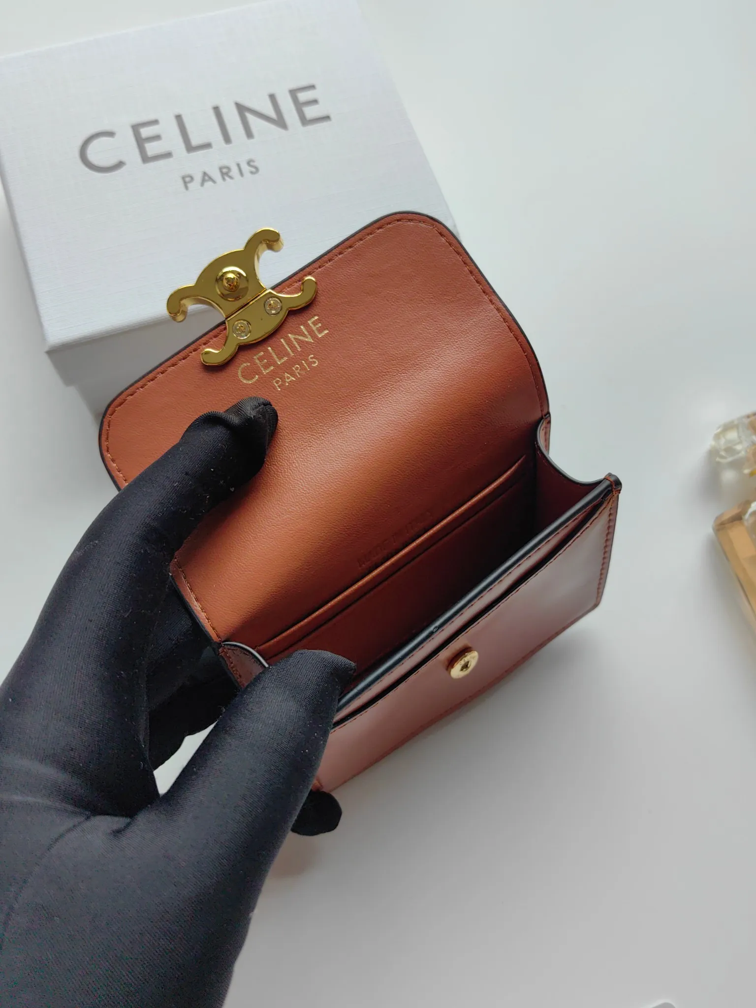 💰130 Celine's new card holder, TRIOMPHE business card holder, classic pattern large surface with plain microfiber interior, gold finish TRIOMPHE metal snap closure, 1 thickened main compartment, 3 inner card slots. No.: 10N063 Size: 10.5x8.5x3 cm