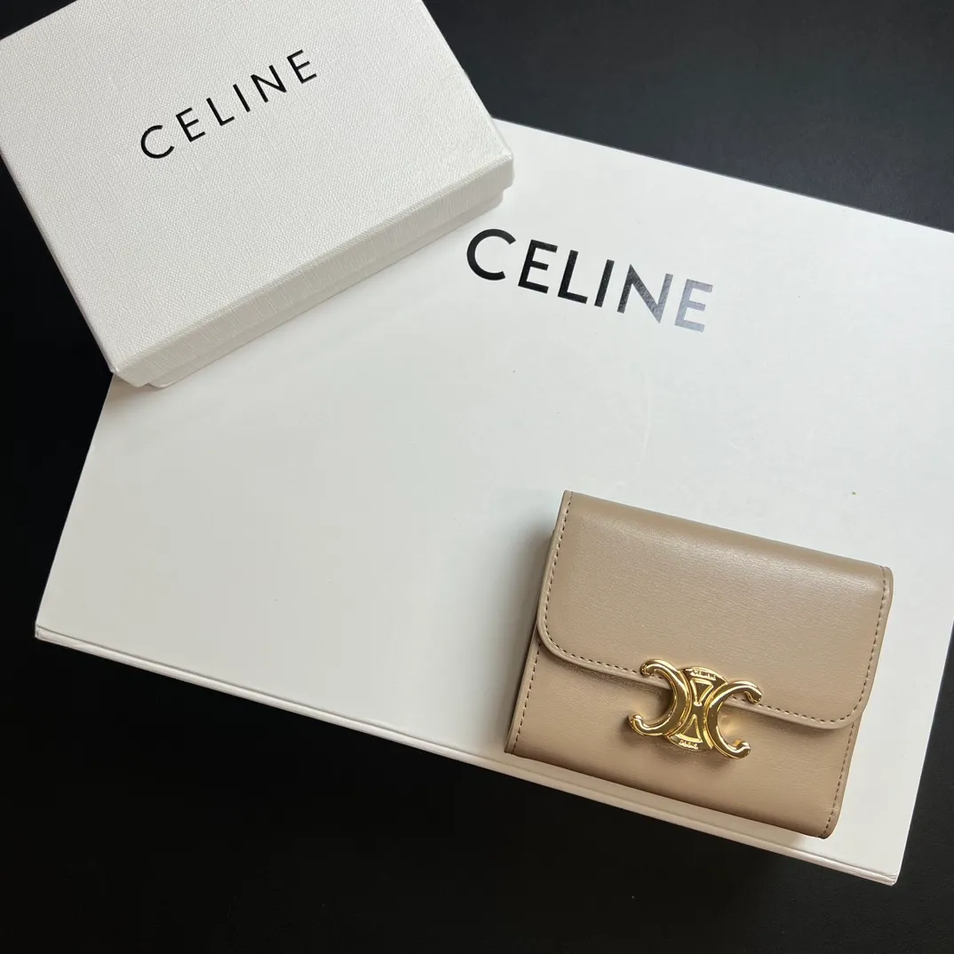 💰150 💎Top quality 🇫🇷 Gray 💓 𝗖𝗘𝗟𝗜𝗡𝗘 Arc de Triomphe wallet 2-in-1, full calfskin, second layer leather, non-transferable ‼ ️ Celine’s new glossy cow leather short coin purse ❤️ TRIOMPHE metallic snaps A small item that enhances taste, a classic and popular model. It is good-looking and easy to use. It is small and portable. All kinds of bank cards and ID documents are easy to throw around. You no longer have to worry about not being able to find it. It is a daily essential item. 5 card slots, 1 banknote slot, 1 detachable card pocket. It is really full of everything even though it is small~ The wallet can be used for a long time without losing any money. The high-end packaging also gives you face, so go ahead. Model: 10l653DS3 / 16332 /10I653 Size: 9.5×7.5×3cm