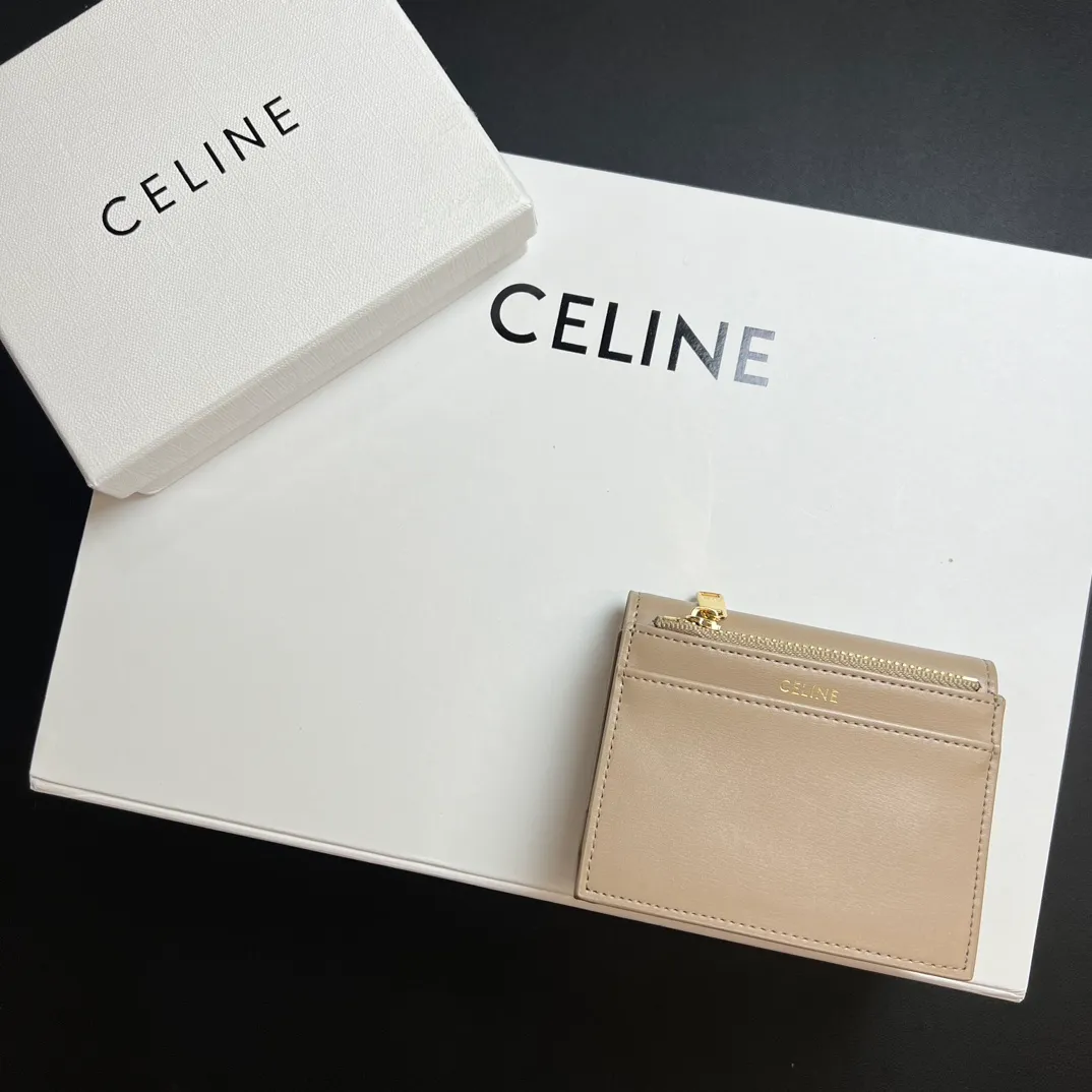 💰150 💎Top quality 🇫🇷 Gray 💓 𝗖𝗘𝗟𝗜𝗡𝗘 Arc de Triomphe wallet 2-in-1, full calfskin, second layer leather, non-transferable ‼ ️ Celine’s new glossy cow leather short coin purse ❤️ TRIOMPHE metallic snaps A small item that enhances taste, a classic and popular model. It is good-looking and easy to use. It is small and portable. All kinds of bank cards and ID documents are easy to throw around. You no longer have to worry about not being able to find it. It is a daily essential item. 5 card slots, 1 banknote slot, 1 detachable card pocket. It is really full of everything even though it is small~ The wallet can be used for a long time without losing any money. The high-end packaging also gives you face, so go ahead. Model: 10l653DS3 / 16332 /10I653 Size: 9.5×7.5×3cm