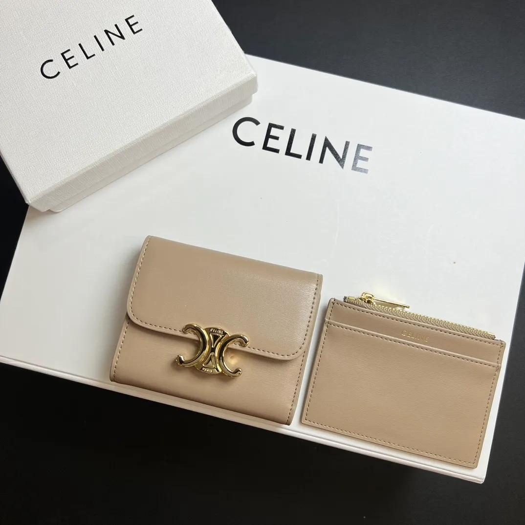 💰150 💎Top quality 🇫🇷 Gray 💓 𝗖𝗘𝗟𝗜𝗡𝗘 Arc de Triomphe wallet 2-in-1, full calfskin, second layer leather, non-transferable ‼ ️ Celine’s new glossy cow leather short coin purse ❤️ TRIOMPHE metallic snaps A small item that enhances taste, a classic and popular model. It is good-looking and easy to use. It is small and portable. All kinds of bank cards and ID documents are easy to throw around. You no longer have to worry about not being able to find it. It is a daily essential item. 5 card slots, 1 banknote slot, 1 detachable card pocket. It is really full of everything even though it is small~ The wallet can be used for a long time without losing any money. The high-end packaging also gives you face, so go ahead. Model: 10l653DS3 / 16332 /10I653 Size: 9.5×7.5×3cm