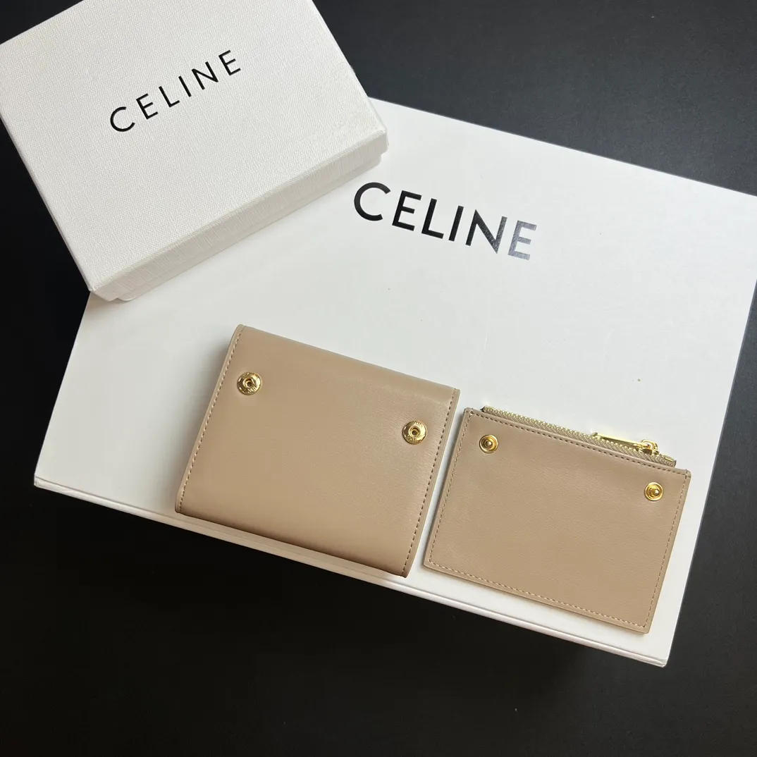 💰150 💎Top quality 🇫🇷 Gray 💓 𝗖𝗘𝗟𝗜𝗡𝗘 Arc de Triomphe wallet 2-in-1, full calfskin, second layer leather, non-transferable ‼ ️ Celine’s new glossy cow leather short coin purse ❤️ TRIOMPHE metallic snaps A small item that enhances taste, a classic and popular model. It is good-looking and easy to use. It is small and portable. All kinds of bank cards and ID documents are easy to throw around. You no longer have to worry about not being able to find it. It is a daily essential item. 5 card slots, 1 banknote slot, 1 detachable card pocket. It is really full of everything even though it is small~ The wallet can be used for a long time without losing any money. The high-end packaging also gives you face, so go ahead. Model: 10l653DS3 / 16332 /10I653 Size: 9.5×7.5×3cm