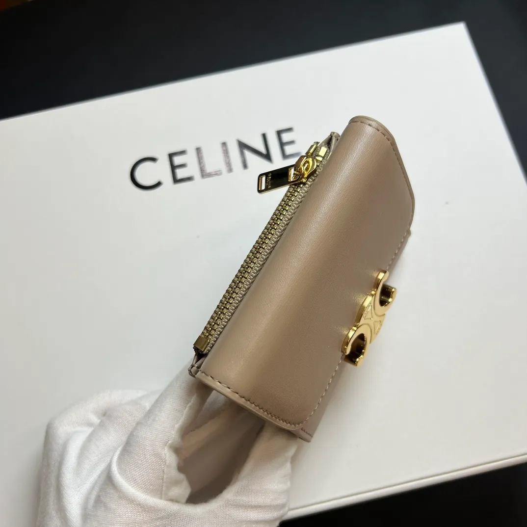 💰150 💎Top quality 🇫🇷 Gray 💓 𝗖𝗘𝗟𝗜𝗡𝗘 Arc de Triomphe wallet 2-in-1, full calfskin, second layer leather, non-transferable ‼ ️ Celine’s new glossy cow leather short coin purse ❤️ TRIOMPHE metallic snaps A small item that enhances taste, a classic and popular model. It is good-looking and easy to use. It is small and portable. All kinds of bank cards and ID documents are easy to throw around. You no longer have to worry about not being able to find it. It is a daily essential item. 5 card slots, 1 banknote slot, 1 detachable card pocket. It is really full of everything even though it is small~ The wallet can be used for a long time without losing any money. The high-end packaging also gives you face, so go ahead. Model: 10l653DS3 / 16332 /10I653 Size: 9.5×7.5×3cm