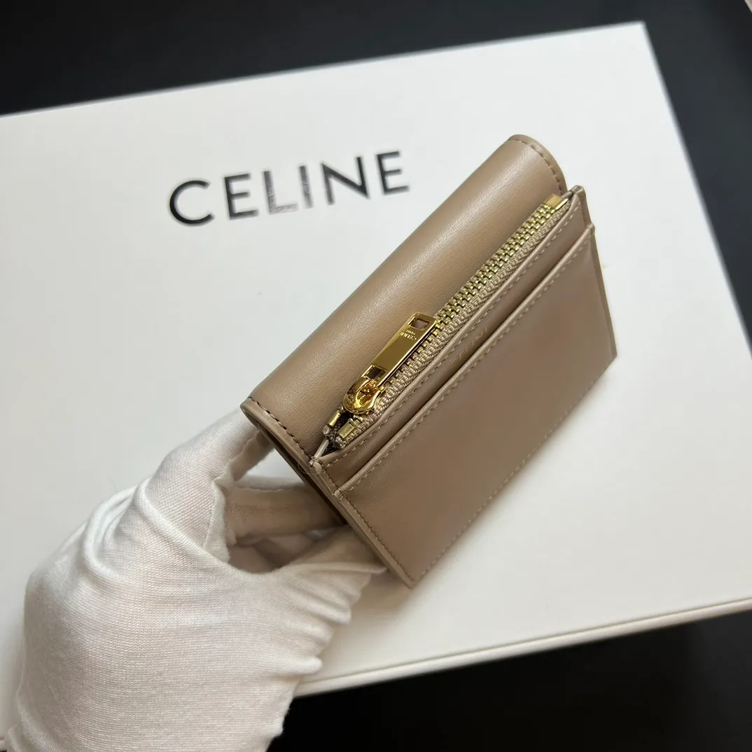 💰150 💎Top quality 🇫🇷 Gray 💓 𝗖𝗘𝗟𝗜𝗡𝗘 Arc de Triomphe wallet 2-in-1, full calfskin, second layer leather, non-transferable ‼ ️ Celine’s new glossy cow leather short coin purse ❤️ TRIOMPHE metallic snaps A small item that enhances taste, a classic and popular model. It is good-looking and easy to use. It is small and portable. All kinds of bank cards and ID documents are easy to throw around. You no longer have to worry about not being able to find it. It is a daily essential item. 5 card slots, 1 banknote slot, 1 detachable card pocket. It is really full of everything even though it is small~ The wallet can be used for a long time without losing any money. The high-end packaging also gives you face, so go ahead. Model: 10l653DS3 / 16332 /10I653 Size: 9.5×7.5×3cm