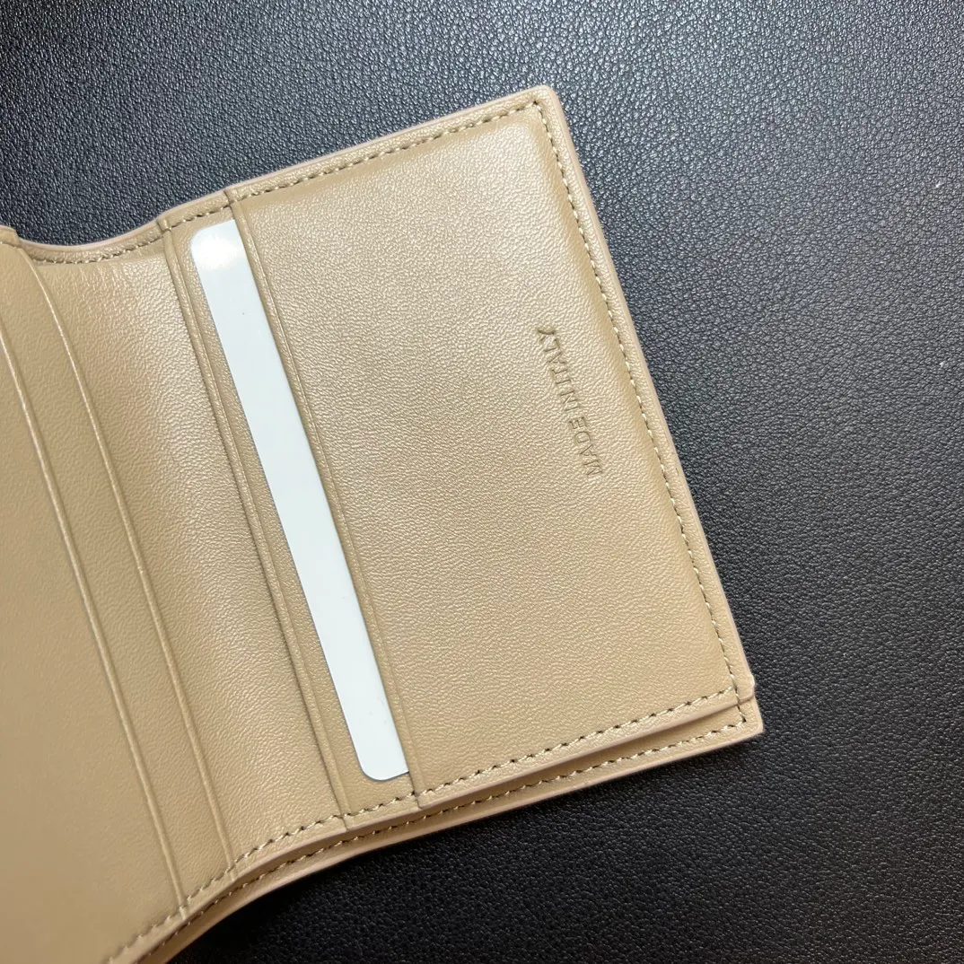 💰150 💎Top quality 🇫🇷 Gray 💓 𝗖𝗘𝗟𝗜𝗡𝗘 Arc de Triomphe wallet 2-in-1, full calfskin, second layer leather, non-transferable ‼ ️ Celine’s new glossy cow leather short coin purse ❤️ TRIOMPHE metallic snaps A small item that enhances taste, a classic and popular model. It is good-looking and easy to use. It is small and portable. All kinds of bank cards and ID documents are easy to throw around. You no longer have to worry about not being able to find it. It is a daily essential item. 5 card slots, 1 banknote slot, 1 detachable card pocket. It is really full of everything even though it is small~ The wallet can be used for a long time without losing any money. The high-end packaging also gives you face, so go ahead. Model: 10l653DS3 / 16332 /10I653 Size: 9.5×7.5×3cm