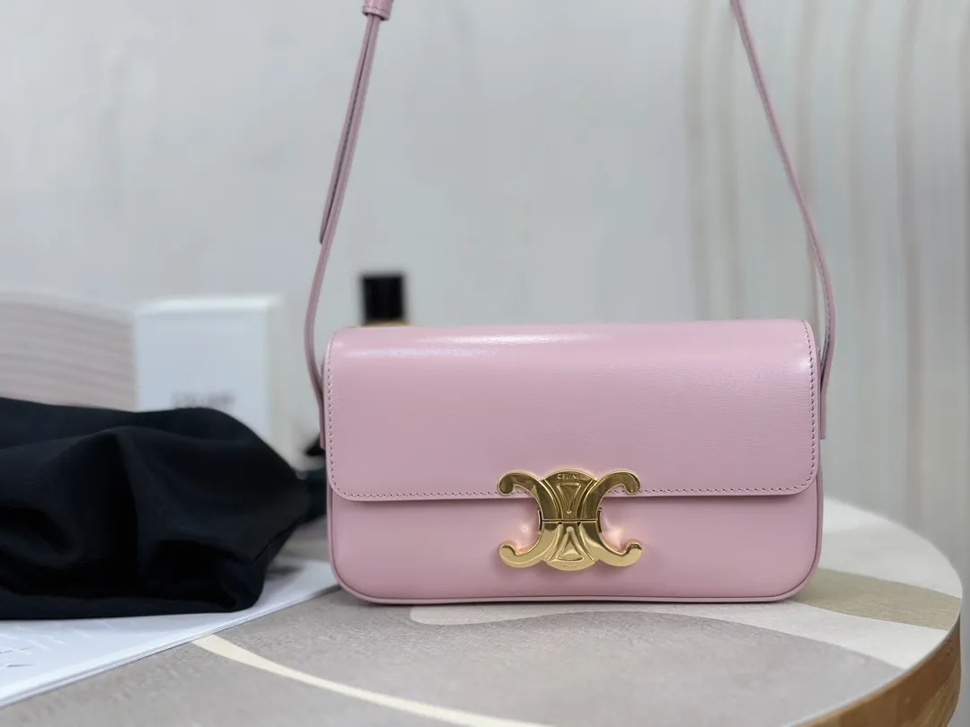 💰 1500 Top in the market 𝗖𝗘𝗟𝗜𝗡𝗘 | 𝗧𝗿𝗶𝗼𝗺𝗽𝗵𝗲 𝗦𝗵𝗼𝘂𝗹𝗱𝗲𝗿 𝗕𝗮𝗴 Arc de Triomphe armpit bag〰️ The Arc de Triomphe and minimalist inspiration collide. It’s so beautiful that it’s the perfect bag shape. It’s small and delicate. It’s pink. The color is so pretty! The upper body is fashionable and versatile, full of holiday style⛱️ It must be on the list of must-buy bags this year🧾!  𝑠　𝑧𝑒：𝟮𝟬*𝟭𝟬*𝟰𝒄𝒎 Model: 194143 / Full leather model