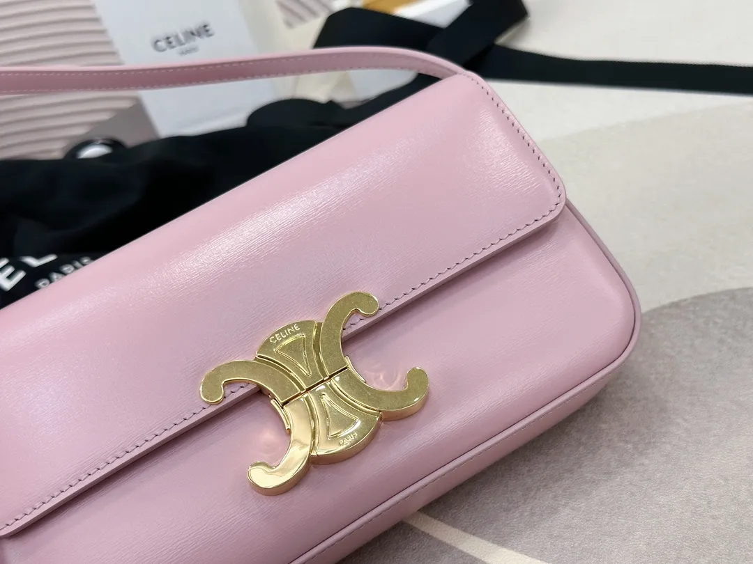 💰 1500 Top in the market 𝗖𝗘𝗟𝗜𝗡𝗘 | 𝗧𝗿𝗶𝗼𝗺𝗽𝗵𝗲 𝗦𝗵𝗼𝘂𝗹𝗱𝗲𝗿 𝗕𝗮𝗴 Arc de Triomphe armpit bag〰️ The Arc de Triomphe and minimalist inspiration collide. It’s so beautiful that it’s the perfect bag shape. It’s small and delicate. It’s pink. The color is so pretty! The upper body is fashionable and versatile, full of holiday style⛱️ It must be on the list of must-buy bags this year🧾!  𝑠　𝑧𝑒：𝟮𝟬*𝟭𝟬*𝟰𝒄𝒎 Model: 194143 / Full leather model