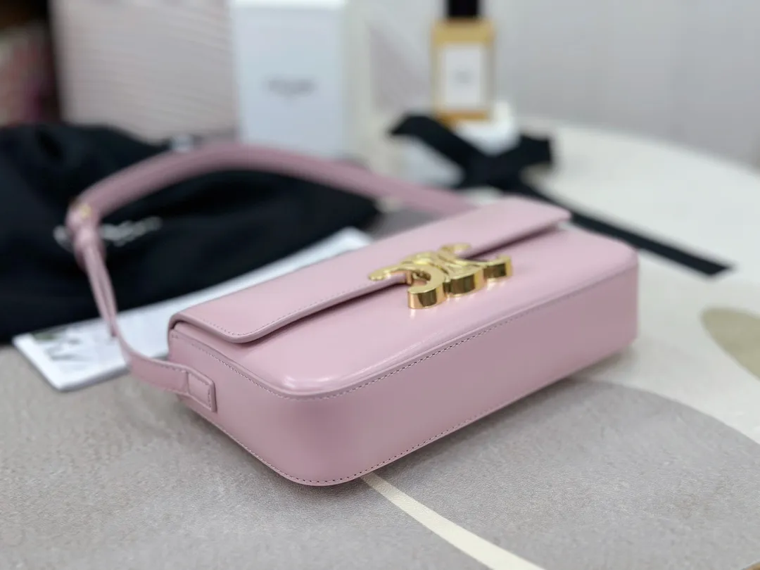 💰 1500 Top in the market 𝗖𝗘𝗟𝗜𝗡𝗘 | 𝗧𝗿𝗶𝗼𝗺𝗽𝗵𝗲 𝗦𝗵𝗼𝘂𝗹𝗱𝗲𝗿 𝗕𝗮𝗴 Arc de Triomphe armpit bag〰️ The Arc de Triomphe and minimalist inspiration collide. It’s so beautiful that it’s the perfect bag shape. It’s small and delicate. It’s pink. The color is so pretty! The upper body is fashionable and versatile, full of holiday style⛱️ It must be on the list of must-buy bags this year🧾!  𝑠　𝑧𝑒：𝟮𝟬*𝟭𝟬*𝟰𝒄𝒎 Model: 194143 / Full leather model