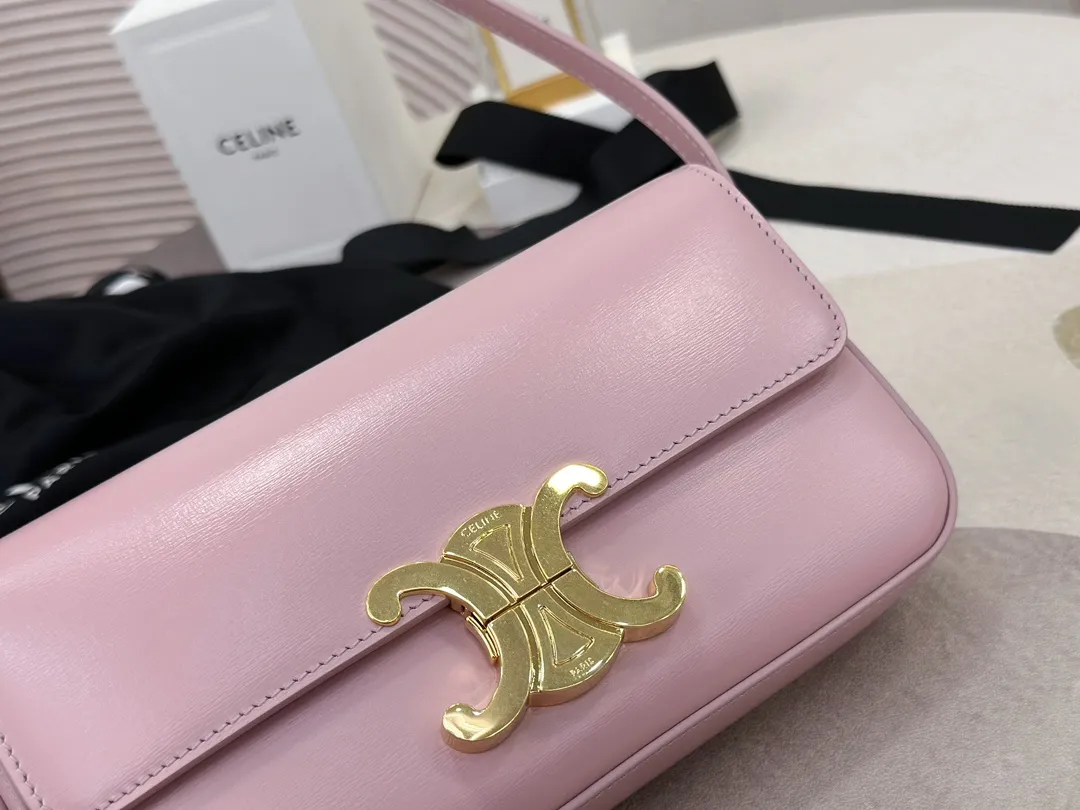 💰 1500 Top in the market 𝗖𝗘𝗟𝗜𝗡𝗘 | 𝗧𝗿𝗶𝗼𝗺𝗽𝗵𝗲 𝗦𝗵𝗼𝘂𝗹𝗱𝗲𝗿 𝗕𝗮𝗴 Arc de Triomphe armpit bag〰️ The Arc de Triomphe and minimalist inspiration collide. It’s so beautiful that it’s the perfect bag shape. It’s small and delicate. It’s pink. The color is so pretty! The upper body is fashionable and versatile, full of holiday style⛱️ It must be on the list of must-buy bags this year🧾!  𝑠　𝑧𝑒：𝟮𝟬*𝟭𝟬*𝟰𝒄𝒎 Model: 194143 / Full leather model