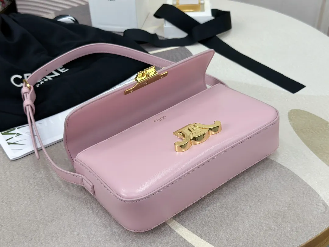 💰 1500 Top in the market 𝗖𝗘𝗟𝗜𝗡𝗘 | 𝗧𝗿𝗶𝗼𝗺𝗽𝗵𝗲 𝗦𝗵𝗼𝘂𝗹𝗱𝗲𝗿 𝗕𝗮𝗴 Arc de Triomphe armpit bag〰️ The Arc de Triomphe and minimalist inspiration collide. It’s so beautiful that it’s the perfect bag shape. It’s small and delicate. It’s pink. The color is so pretty! The upper body is fashionable and versatile, full of holiday style⛱️ It must be on the list of must-buy bags this year🧾!  𝑠　𝑧𝑒：𝟮𝟬*𝟭𝟬*𝟰𝒄𝒎 Model: 194143 / Full leather model