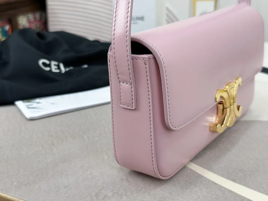 💰 1500 Top in the market 𝗖𝗘𝗟𝗜𝗡𝗘 | 𝗧𝗿𝗶𝗼𝗺𝗽𝗵𝗲 𝗦𝗵𝗼𝘂𝗹𝗱𝗲𝗿 𝗕𝗮𝗴 Arc de Triomphe armpit bag〰️ The Arc de Triomphe and minimalist inspiration collide. It’s so beautiful that it’s the perfect bag shape. It’s small and delicate. It’s pink. The color is so pretty! The upper body is fashionable and versatile, full of holiday style⛱️ It must be on the list of must-buy bags this year🧾!  𝑠　𝑧𝑒：𝟮𝟬*𝟭𝟬*𝟰𝒄𝒎 Model: 194143 / Full leather model