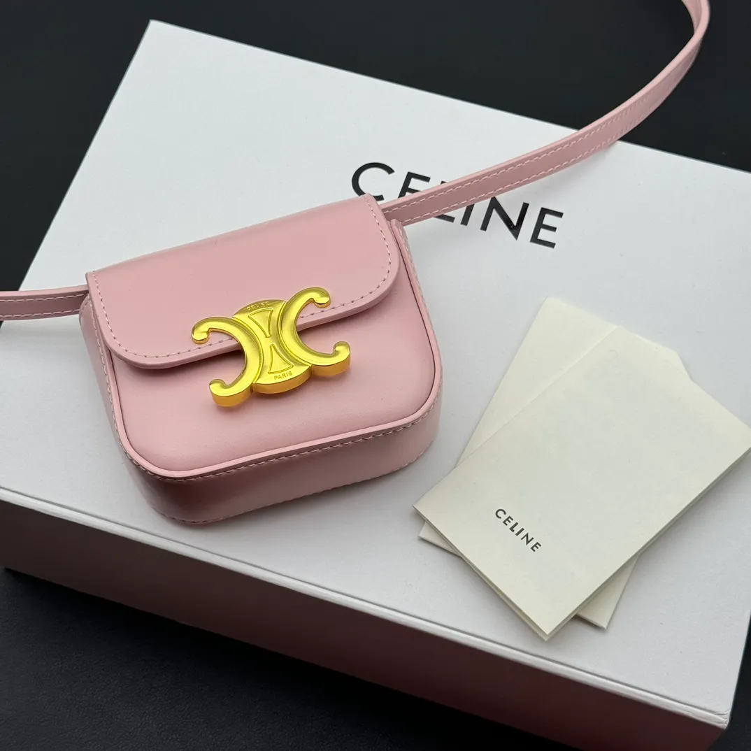 💰230 💎Upgraded original version💖 Comes with gift box 𝗖𝗘𝗟𝗜𝗡𝗘 | 𝗧𝗥𝗜𝗢𝗠𝗣𝗛𝗘 𝗠𝗜𝗡𝗜 Arc de Triomphe Mini Crossbody Bag〰️ Pink# (Calfskin) Arc de Triomphe and minimalist inspiration collide. Beautiful to the core. The shape of the bag is simply the golden ratio. Small and delicate. The more you look at it, the better it looks. It gives people a French gentle style🍃. Carrying it on the body is like an exquisite work of art. Made of genuine Italian leather. The texture of the leather is perfect. 𝑠　𝑧𝑒: 𝟭𝟭*𝟴*𝟰𝒄𝒎 Model: 101513/10I513