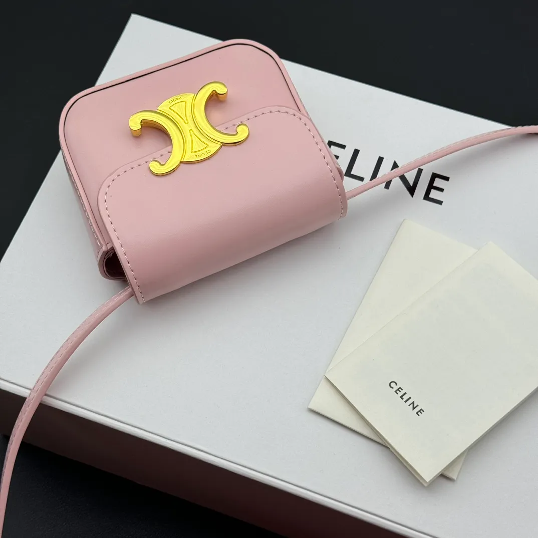 💰230 💎Upgraded original version💖 Comes with gift box 𝗖𝗘𝗟𝗜𝗡𝗘 | 𝗧𝗥𝗜𝗢𝗠𝗣𝗛𝗘 𝗠𝗜𝗡𝗜 Arc de Triomphe Mini Crossbody Bag〰️ Pink# (Calfskin) Arc de Triomphe and minimalist inspiration collide. Beautiful to the core. The shape of the bag is simply the golden ratio. Small and delicate. The more you look at it, the better it looks. It gives people a French gentle style🍃. Carrying it on the body is like an exquisite work of art. Made of genuine Italian leather. The texture of the leather is perfect. 𝑠　𝑧𝑒: 𝟭𝟭*𝟴*𝟰𝒄𝒎 Model: 101513/10I513