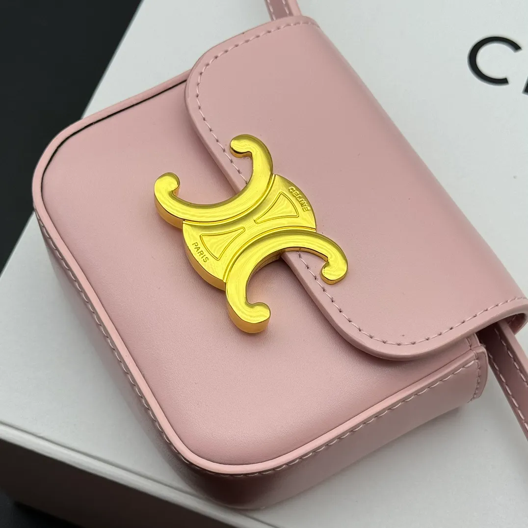 💰230 💎Upgraded original version💖 Comes with gift box 𝗖𝗘𝗟𝗜𝗡𝗘 | 𝗧𝗥𝗜𝗢𝗠𝗣𝗛𝗘 𝗠𝗜𝗡𝗜 Arc de Triomphe Mini Crossbody Bag〰️ Pink# (Calfskin) Arc de Triomphe and minimalist inspiration collide. Beautiful to the core. The shape of the bag is simply the golden ratio. Small and delicate. The more you look at it, the better it looks. It gives people a French gentle style🍃. Carrying it on the body is like an exquisite work of art. Made of genuine Italian leather. The texture of the leather is perfect. 𝑠　𝑧𝑒: 𝟭𝟭*𝟴*𝟰𝒄𝒎 Model: 101513/10I513