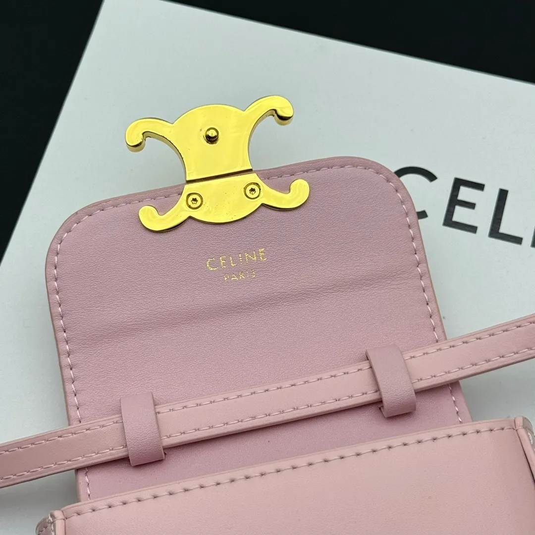 💰230 💎Upgraded original version💖 Comes with gift box 𝗖𝗘𝗟𝗜𝗡𝗘 | 𝗧𝗥𝗜𝗢𝗠𝗣𝗛𝗘 𝗠𝗜𝗡𝗜 Arc de Triomphe Mini Crossbody Bag〰️ Pink# (Calfskin) Arc de Triomphe and minimalist inspiration collide. Beautiful to the core. The shape of the bag is simply the golden ratio. Small and delicate. The more you look at it, the better it looks. It gives people a French gentle style🍃. Carrying it on the body is like an exquisite work of art. Made of genuine Italian leather. The texture of the leather is perfect. 𝑠　𝑧𝑒: 𝟭𝟭*𝟴*𝟰𝒄𝒎 Model: 101513/10I513