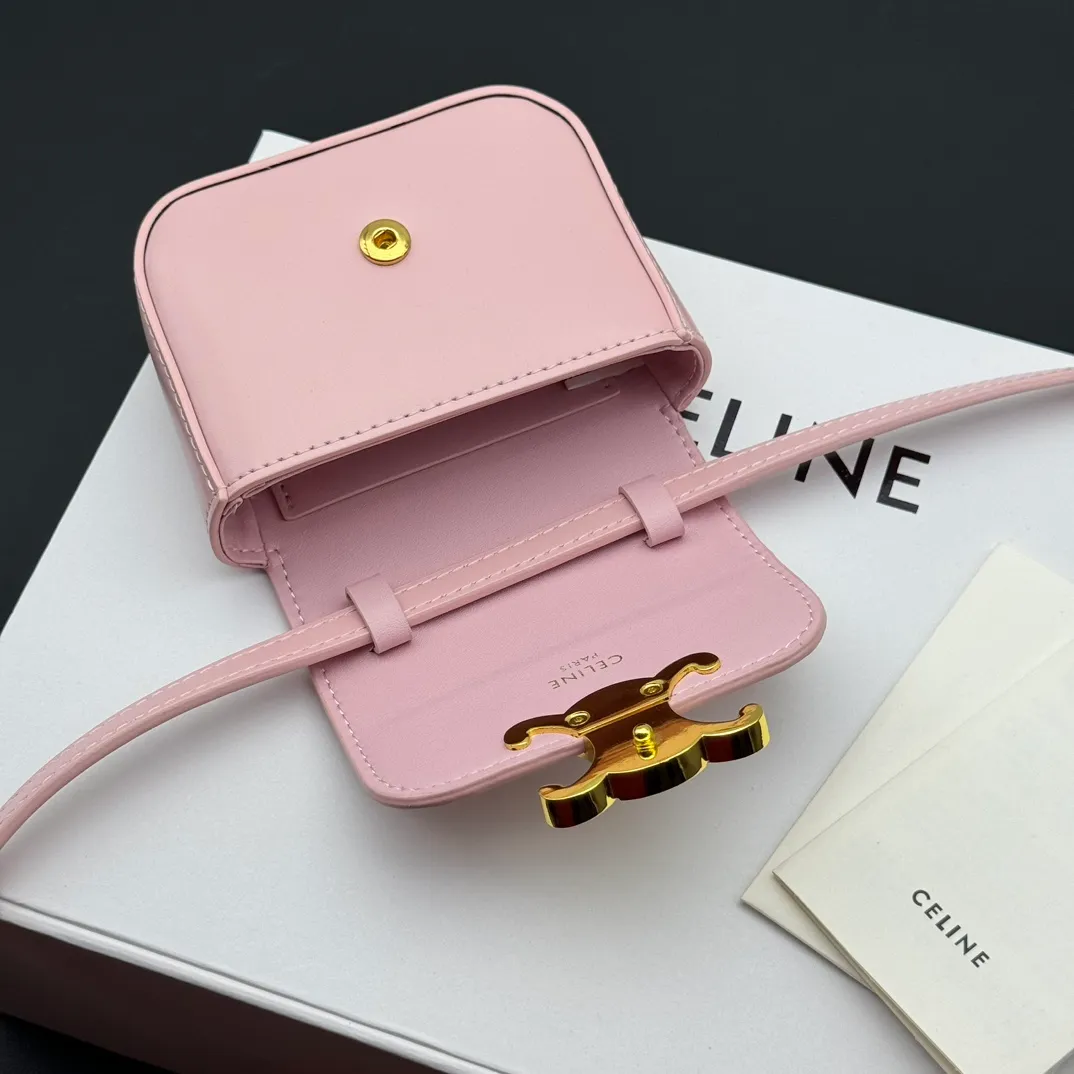 💰230 💎Upgraded original version💖 Comes with gift box 𝗖𝗘𝗟𝗜𝗡𝗘 | 𝗧𝗥𝗜𝗢𝗠𝗣𝗛𝗘 𝗠𝗜𝗡𝗜 Arc de Triomphe Mini Crossbody Bag〰️ Pink# (Calfskin) Arc de Triomphe and minimalist inspiration collide. Beautiful to the core. The shape of the bag is simply the golden ratio. Small and delicate. The more you look at it, the better it looks. It gives people a French gentle style🍃. Carrying it on the body is like an exquisite work of art. Made of genuine Italian leather. The texture of the leather is perfect. 𝑠　𝑧𝑒: 𝟭𝟭*𝟴*𝟰𝒄𝒎 Model: 101513/10I513