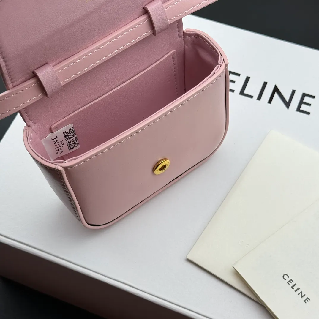 💰230 💎Upgraded original version💖 Comes with gift box 𝗖𝗘𝗟𝗜𝗡𝗘 | 𝗧𝗥𝗜𝗢𝗠𝗣𝗛𝗘 𝗠𝗜𝗡𝗜 Arc de Triomphe Mini Crossbody Bag〰️ Pink# (Calfskin) Arc de Triomphe and minimalist inspiration collide. Beautiful to the core. The shape of the bag is simply the golden ratio. Small and delicate. The more you look at it, the better it looks. It gives people a French gentle style🍃. Carrying it on the body is like an exquisite work of art. Made of genuine Italian leather. The texture of the leather is perfect. 𝑠　𝑧𝑒: 𝟭𝟭*𝟴*𝟰𝒄𝒎 Model: 101513/10I513