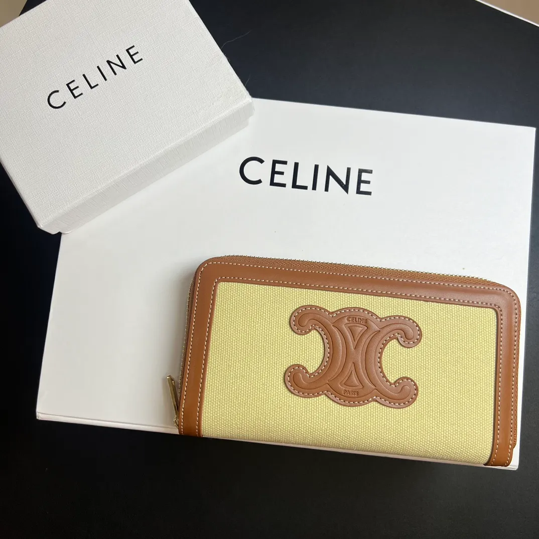 💰150 💎 Upgraded original version 🇫🇷 𝗖𝗘𝗟𝗜𝗡𝗘 CELINE two-layer cowhide, non-transferable, original factory product 💎 TRIOMPHE CUIR large zipper wallet (brown) ❤️ Made of smooth calfskin, calfskin lining, zip closure, zippered coin pocket, 12 credit card slots, two gusseted compartments, two flat pockets. Style number: 10K543D Size: 19x10x1