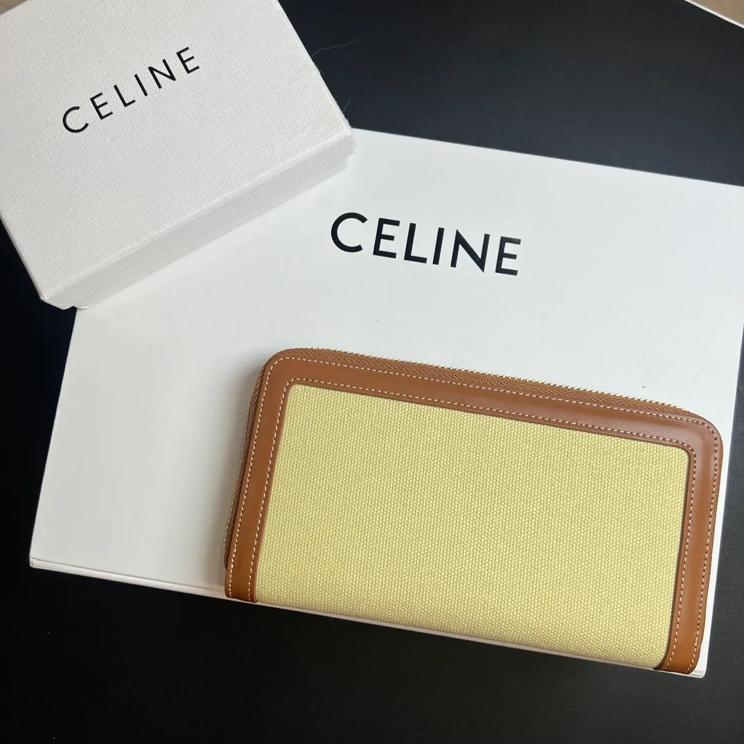 💰150 💎 Upgraded original version 🇫🇷 𝗖𝗘𝗟𝗜𝗡𝗘 CELINE two-layer cowhide, non-transferable, original factory product 💎 TRIOMPHE CUIR large zipper wallet (brown) ❤️ Made of smooth calfskin, calfskin lining, zip closure, zippered coin pocket, 12 credit card slots, two gusseted compartments, two flat pockets. Style number: 10K543D Size: 19x10x1