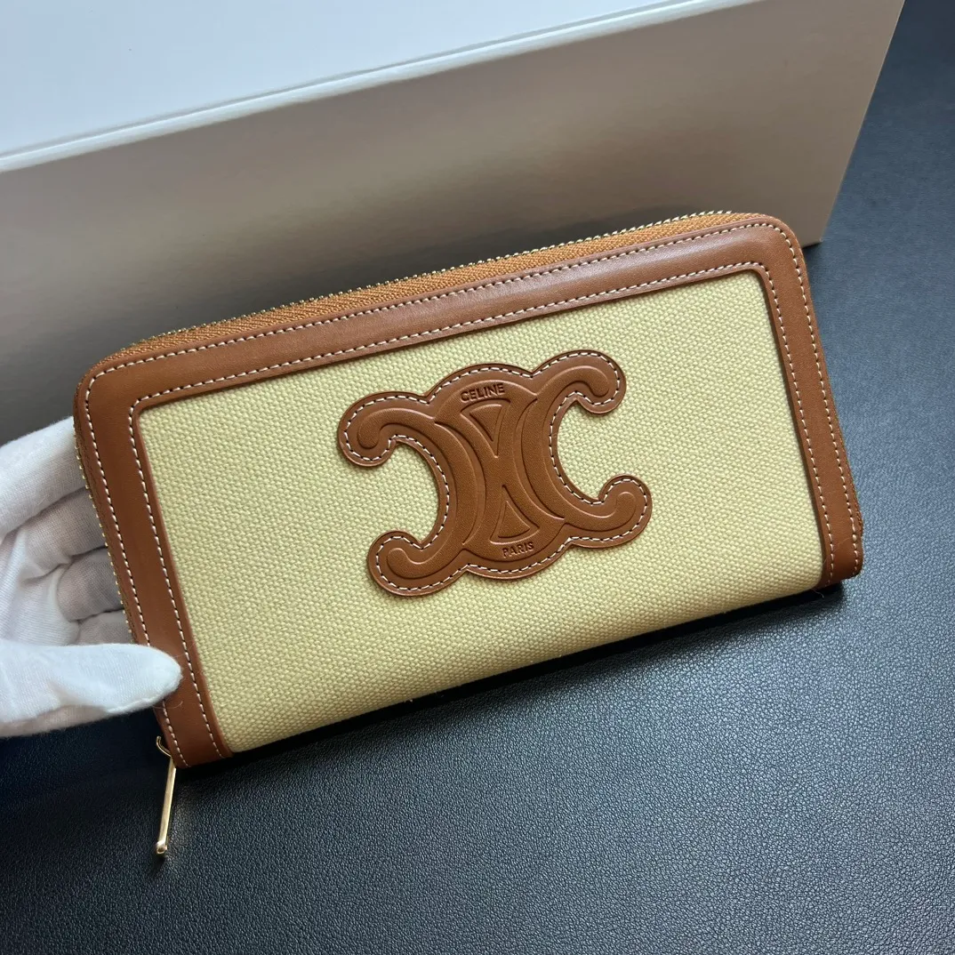 💰150 💎 Upgraded original version 🇫🇷 𝗖𝗘𝗟𝗜𝗡𝗘 CELINE two-layer cowhide, non-transferable, original factory product 💎 TRIOMPHE CUIR large zipper wallet (brown) ❤️ Made of smooth calfskin, calfskin lining, zip closure, zippered coin pocket, 12 credit card slots, two gusseted compartments, two flat pockets. Style number: 10K543D Size: 19x10x1