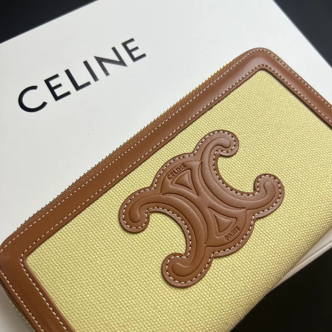 💰150 💎 Upgraded original version 🇫🇷 𝗖𝗘𝗟𝗜𝗡𝗘 CELINE two-layer cowhide, non-transferable, original factory product 💎 TRIOMPHE CUIR large zipper wallet (brown) ❤️ Made of smooth calfskin, calfskin lining, zip closure, zippered coin pocket, 12 credit card slots, two gusseted compartments, two flat pockets. Style number: 10K543D Size: 19x10x1