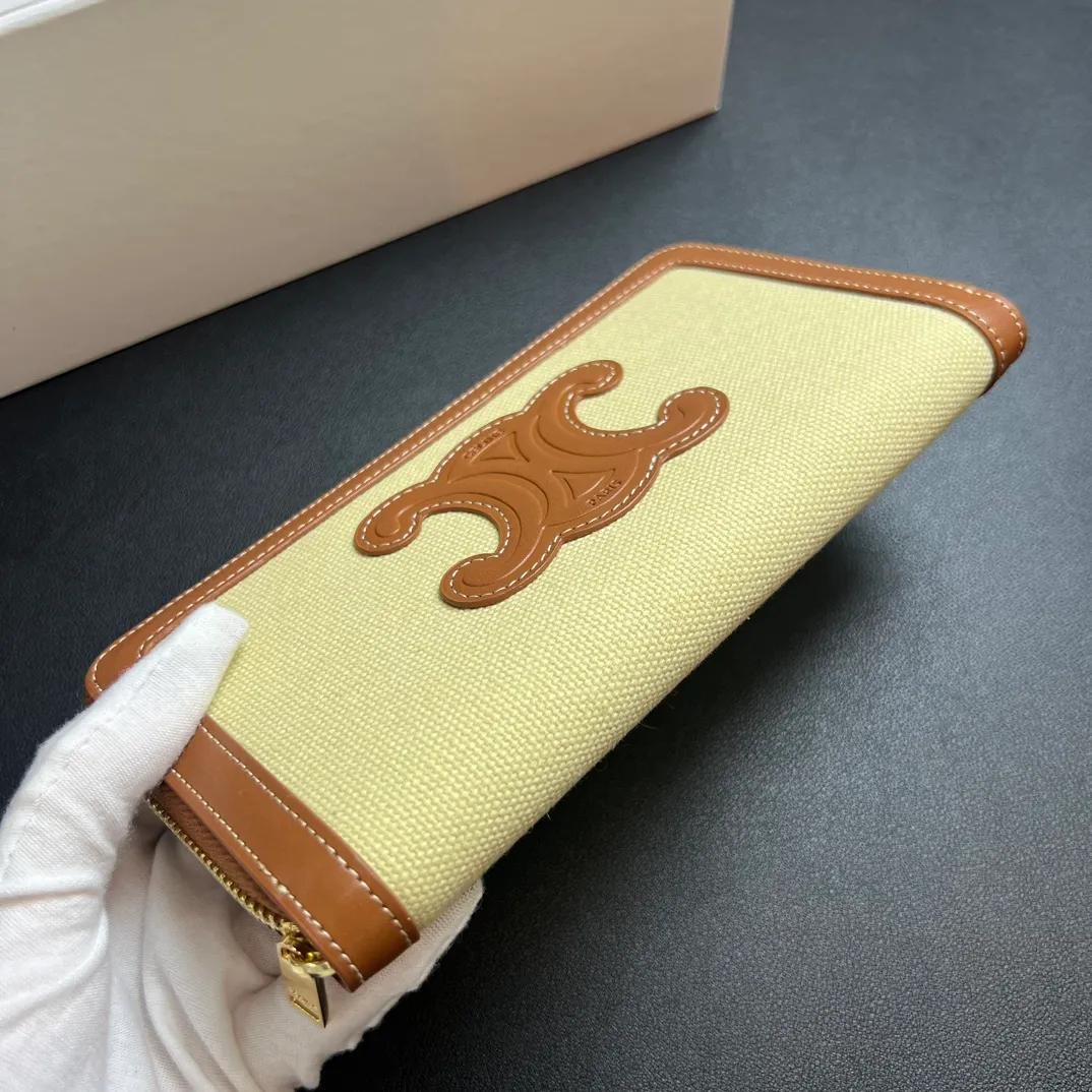 💰150 💎 Upgraded original version 🇫🇷 𝗖𝗘𝗟𝗜𝗡𝗘 CELINE two-layer cowhide, non-transferable, original factory product 💎 TRIOMPHE CUIR large zipper wallet (brown) ❤️ Made of smooth calfskin, calfskin lining, zip closure, zippered coin pocket, 12 credit card slots, two gusseted compartments, two flat pockets. Style number: 10K543D Size: 19x10x1