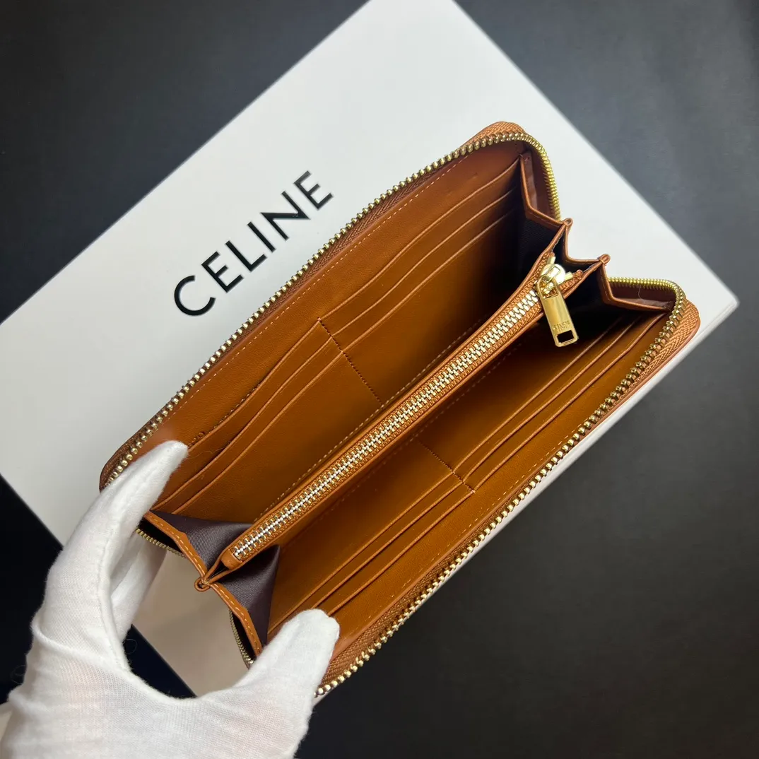 💰150 💎 Upgraded original version 🇫🇷 𝗖𝗘𝗟𝗜𝗡𝗘 CELINE two-layer cowhide, non-transferable, original factory product 💎 TRIOMPHE CUIR large zipper wallet (brown) ❤️ Made of smooth calfskin, calfskin lining, zip closure, zippered coin pocket, 12 credit card slots, two gusseted compartments, two flat pockets. Style number: 10K543D Size: 19x10x1