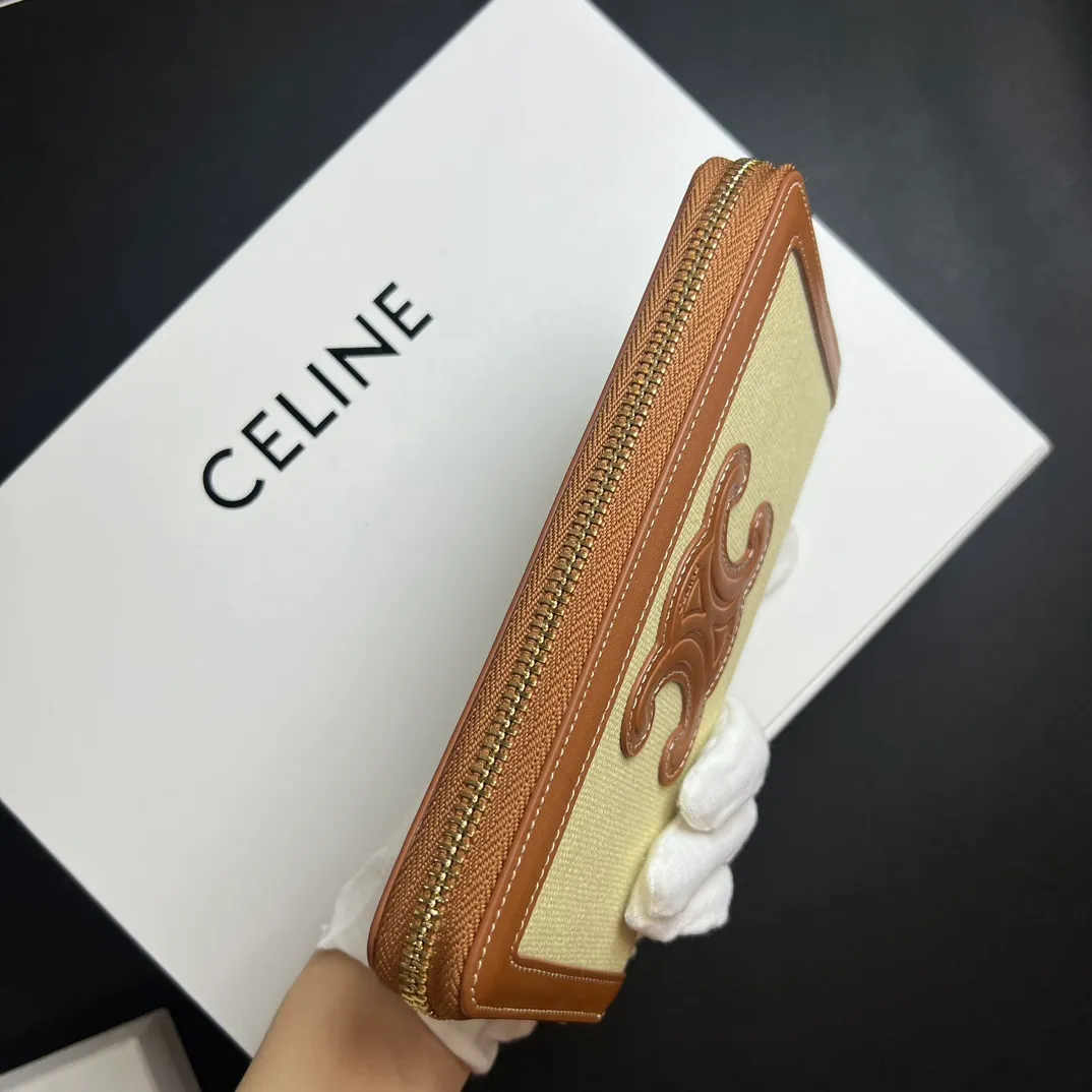 💰150 💎 Upgraded original version 🇫🇷 𝗖𝗘𝗟𝗜𝗡𝗘 CELINE two-layer cowhide, non-transferable, original factory product 💎 TRIOMPHE CUIR large zipper wallet (brown) ❤️ Made of smooth calfskin, calfskin lining, zip closure, zippered coin pocket, 12 credit card slots, two gusseted compartments, two flat pockets. Style number: 10K543D Size: 19x10x1
