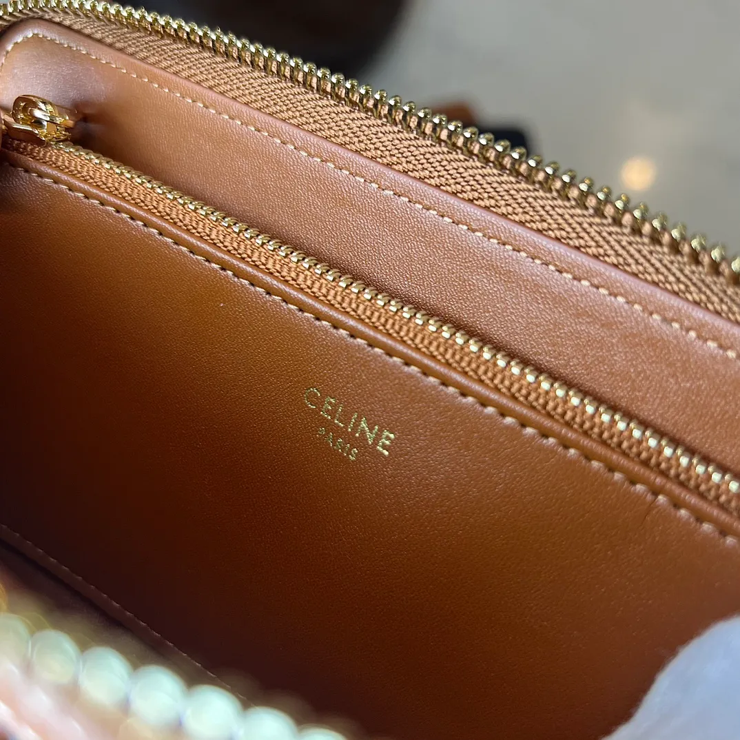 💰150 💎 Upgraded original version 🇫🇷 𝗖𝗘𝗟𝗜𝗡𝗘 CELINE two-layer cowhide, non-transferable, original factory product 💎 TRIOMPHE CUIR large zipper wallet (brown) ❤️ Made of smooth calfskin, calfskin lining, zip closure, zippered coin pocket, 12 credit card slots, two gusseted compartments, two flat pockets. Style number: 10K543D Size: 19x10x1