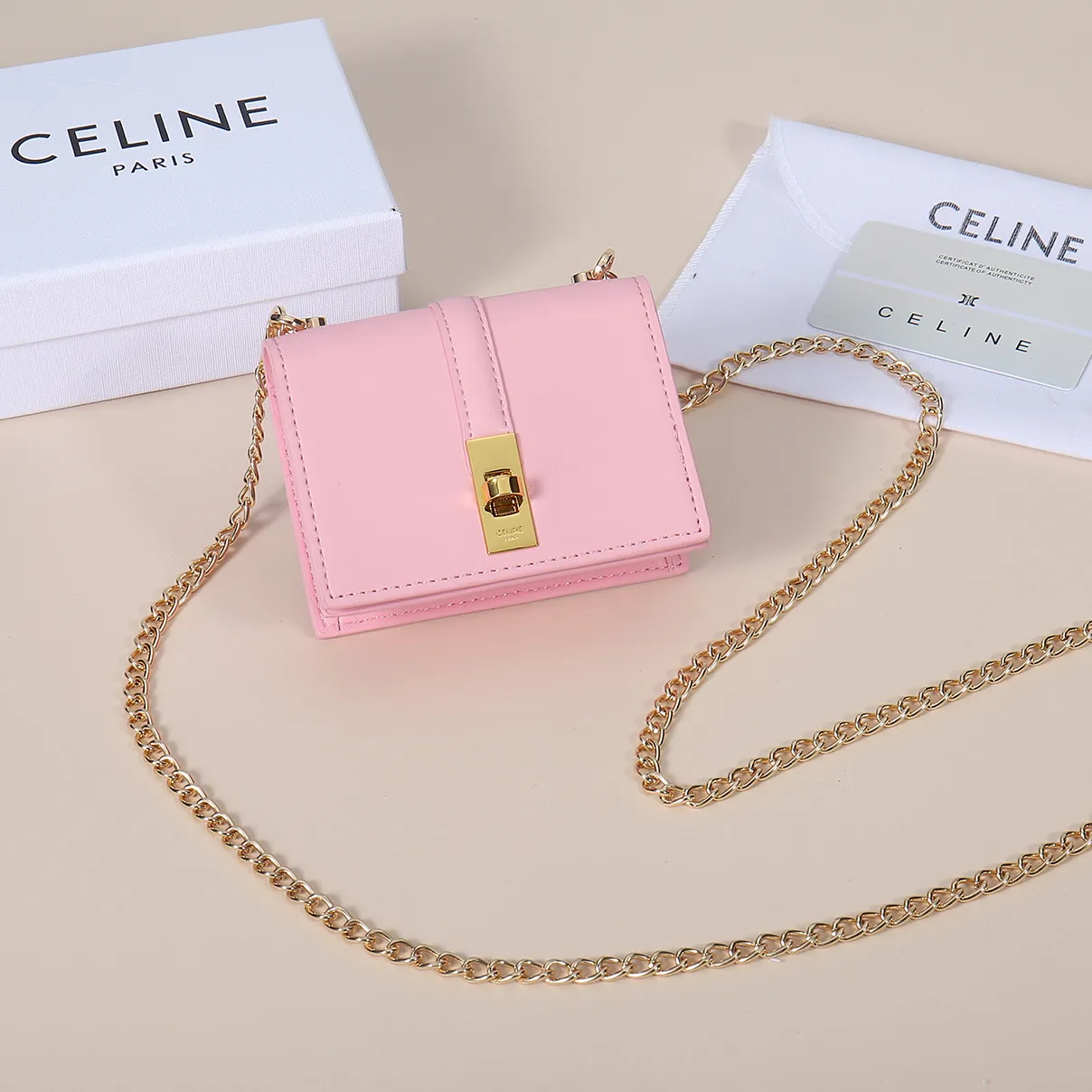 💰140, Celine’s latest chain card holder, TRIOMPHE flip chain card holder, can be worn cross-body, classic cowhide with plain microfiber interior, rotating lock closure, 1 thickened main compartment, 2 inner card slots. No.: 10M472 Size: 10.5x8.5x3 cm