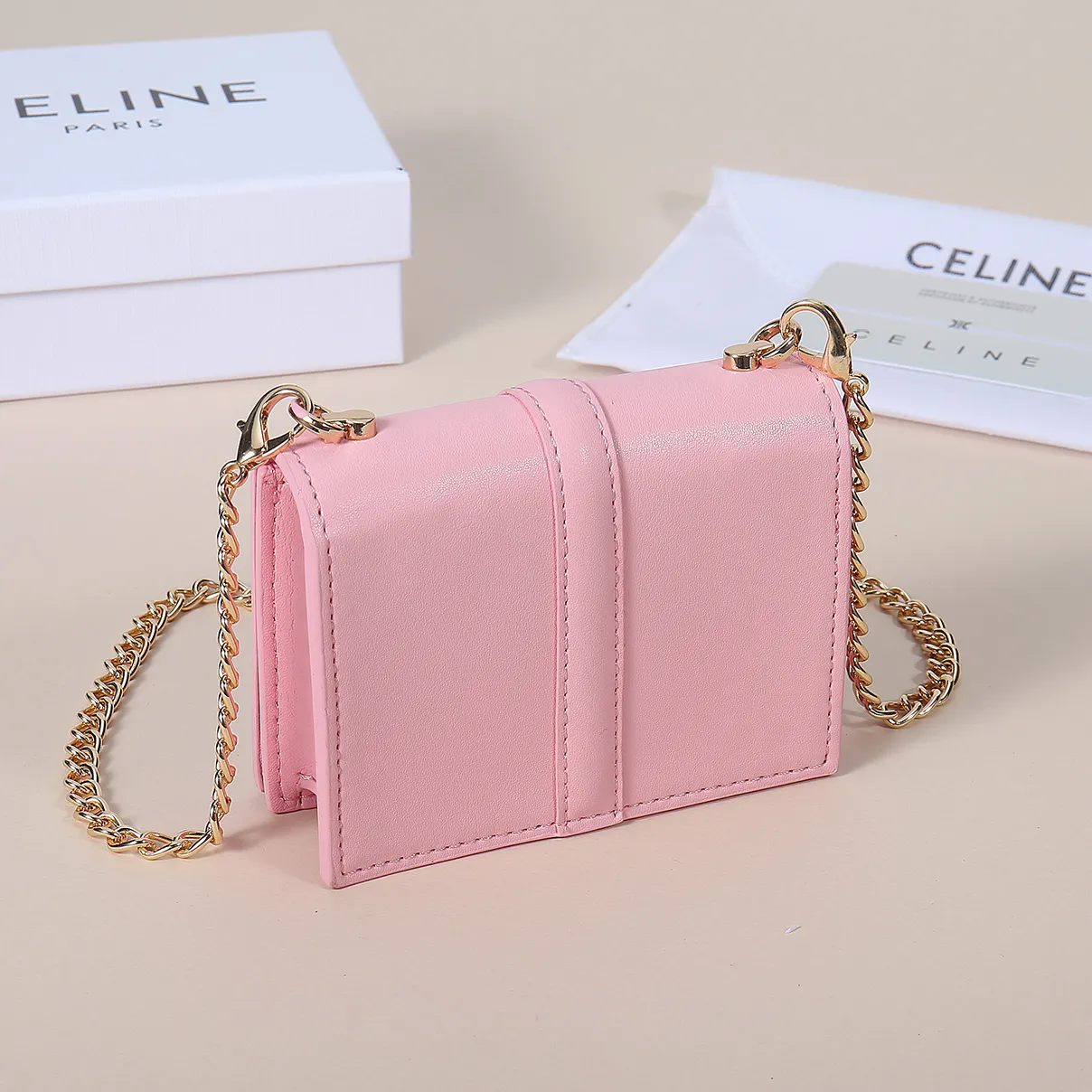 💰140, Celine’s latest chain card holder, TRIOMPHE flip chain card holder, can be worn cross-body, classic cowhide with plain microfiber interior, rotating lock closure, 1 thickened main compartment, 2 inner card slots. No.: 10M472 Size: 10.5x8.5x3 cm