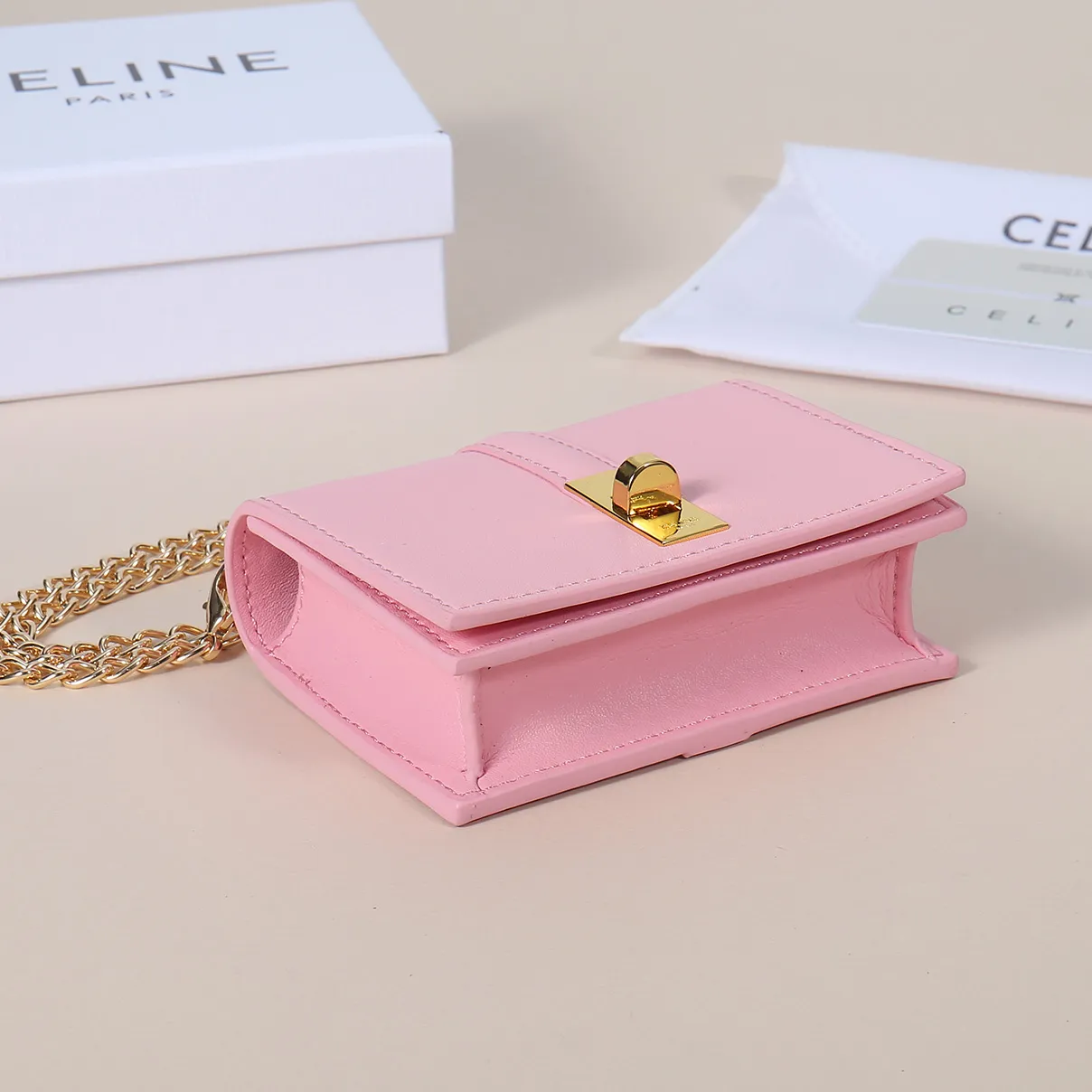 💰140, Celine’s latest chain card holder, TRIOMPHE flip chain card holder, can be worn cross-body, classic cowhide with plain microfiber interior, rotating lock closure, 1 thickened main compartment, 2 inner card slots. No.: 10M472 Size: 10.5x8.5x3 cm